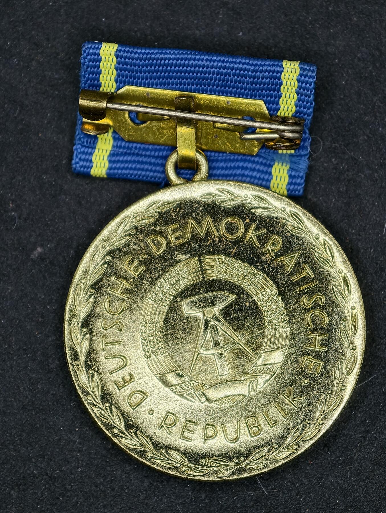 凯旋世界勋赏（第20期）（欢迎送拍）（对拍品有疑问请询问客服，不接受到手刀，出价默认拍品品相。请认真阅读拍卖规则！出价默认已认可！）（收到货请录制开箱视频，无视频概不处理问题。） DDR斐斯泰洛奇奖章