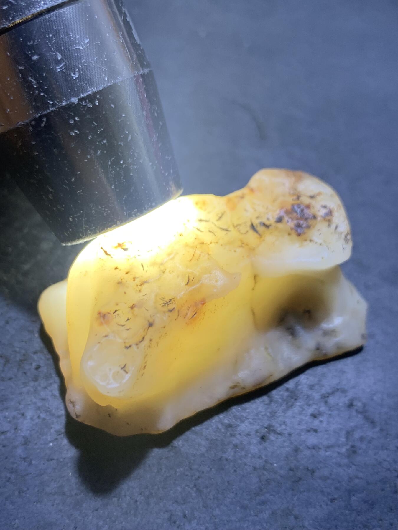 放福利！精美天然地表奶白飘青花风化金丝玉籽料原石一块！