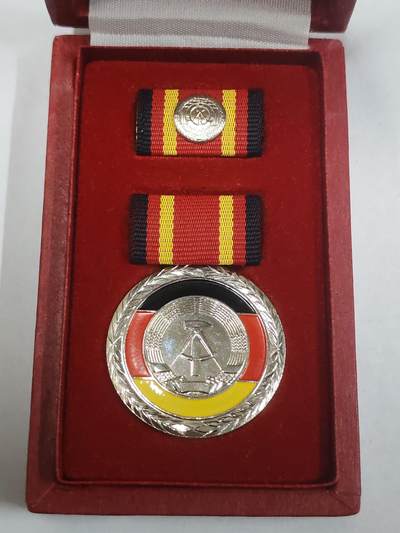 韵星假日拍卖第三十一期 -- Rimey Holidays Auction 31 - 民主德国国家功勋奖章 带原盒略