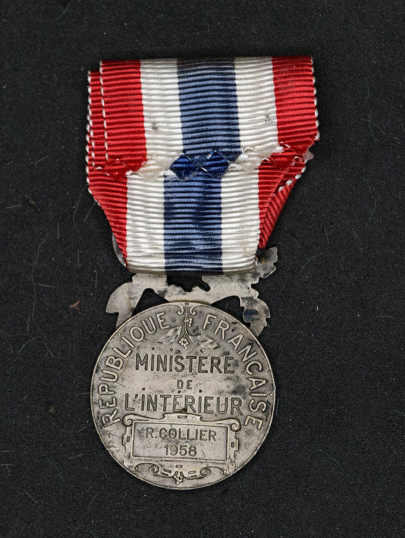 凯旋世界勋赏（第20期）（欢迎送拍）（对拍品有疑问请询问客服，不接受到手刀，出价默认拍品品相。请认真阅读拍卖规则！出价默认已认可！）（收到货请录制开箱视频，无视频概不处理问题。） 法国内务部奖章银制12g左右