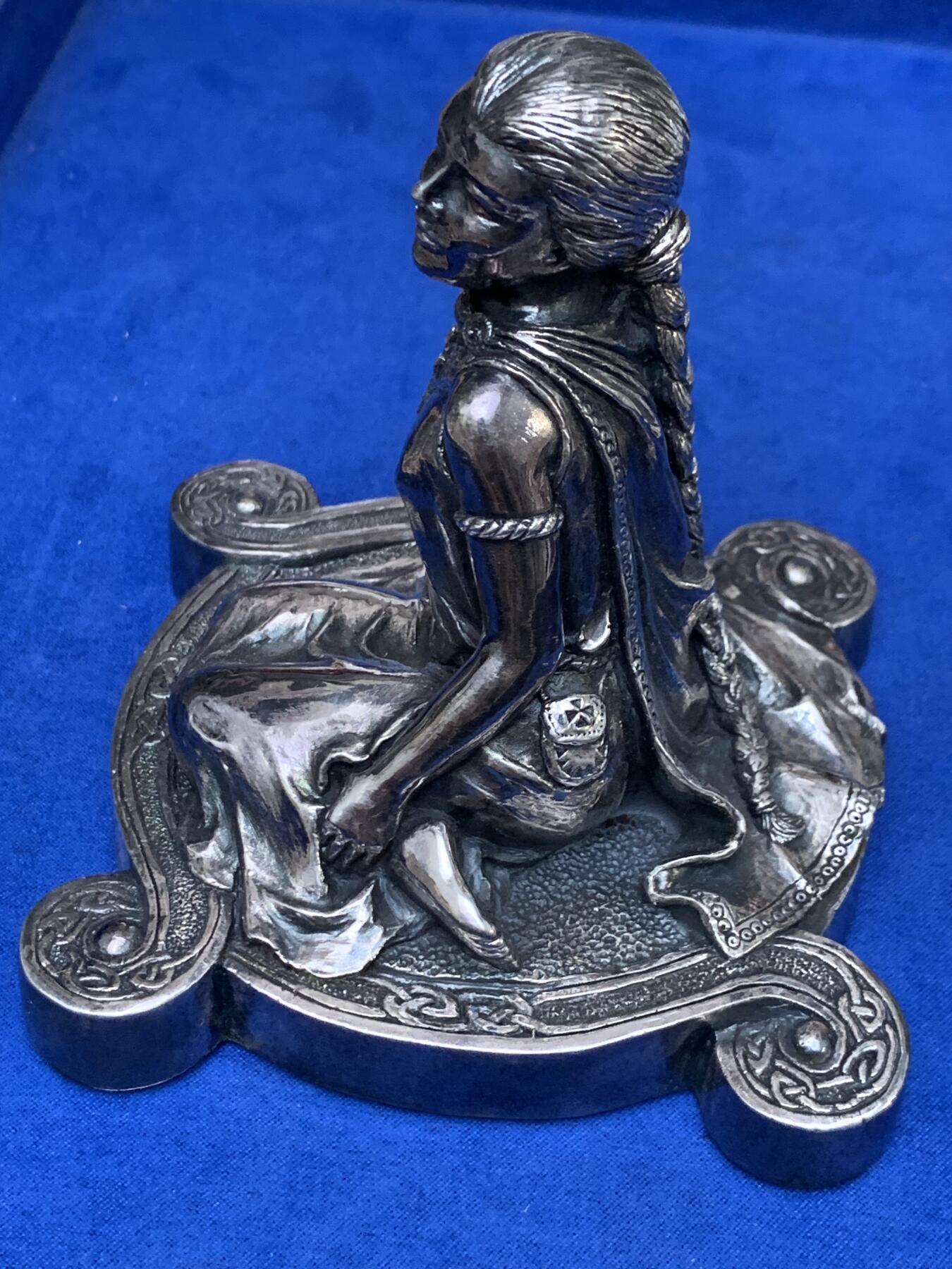 《竞宝斋》第443场 周日，周一，2场连拍 （全场包邮） 英国凯尔特少女坐像摆件 925银包银 1997年谢菲尔德官方银标识 总重434克 细节见图