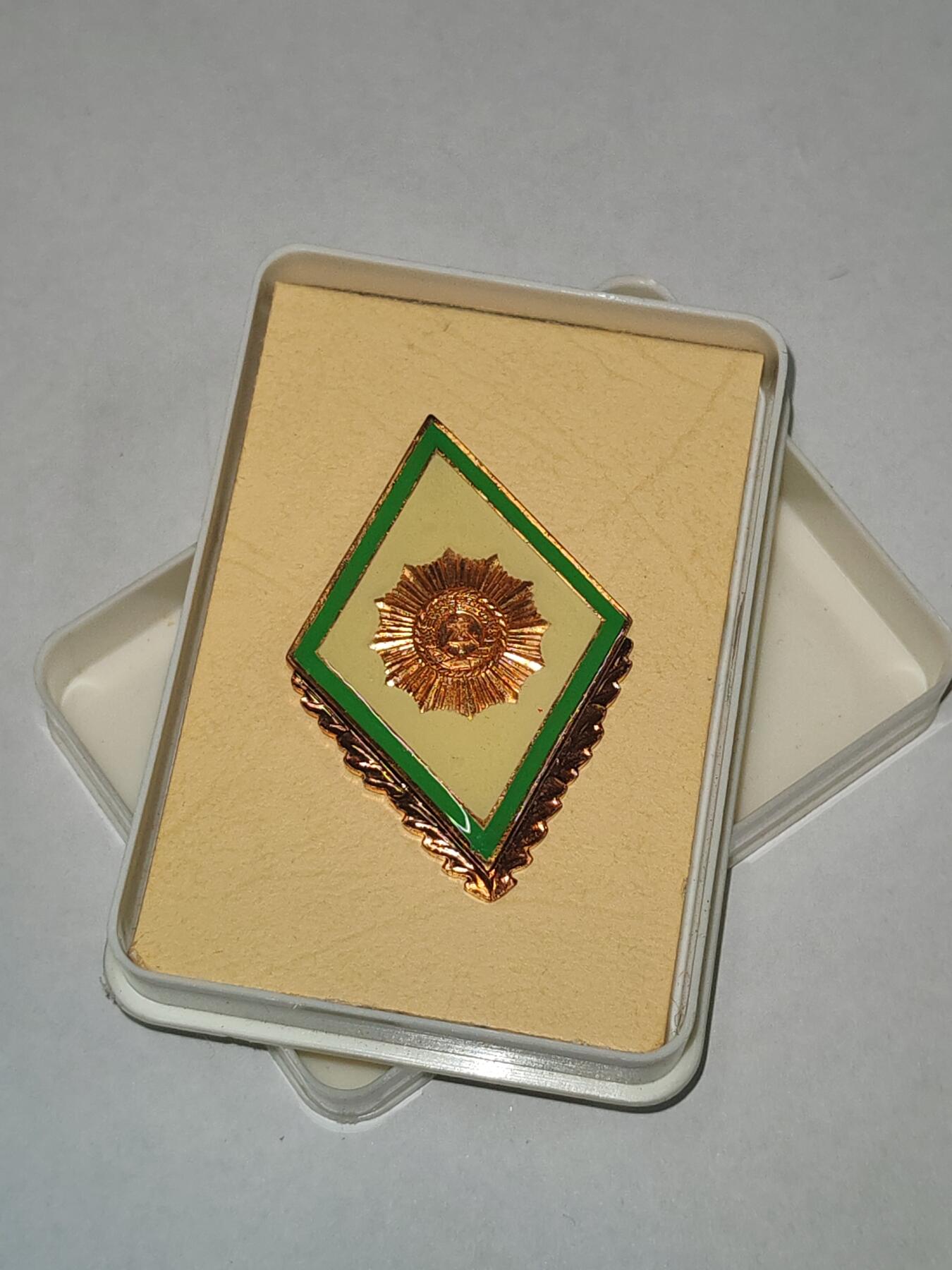 韵星假日拍卖第三十一期 -- Rimey Holidays Auction 31 民主德国内务部警察学院校徽 带原盒