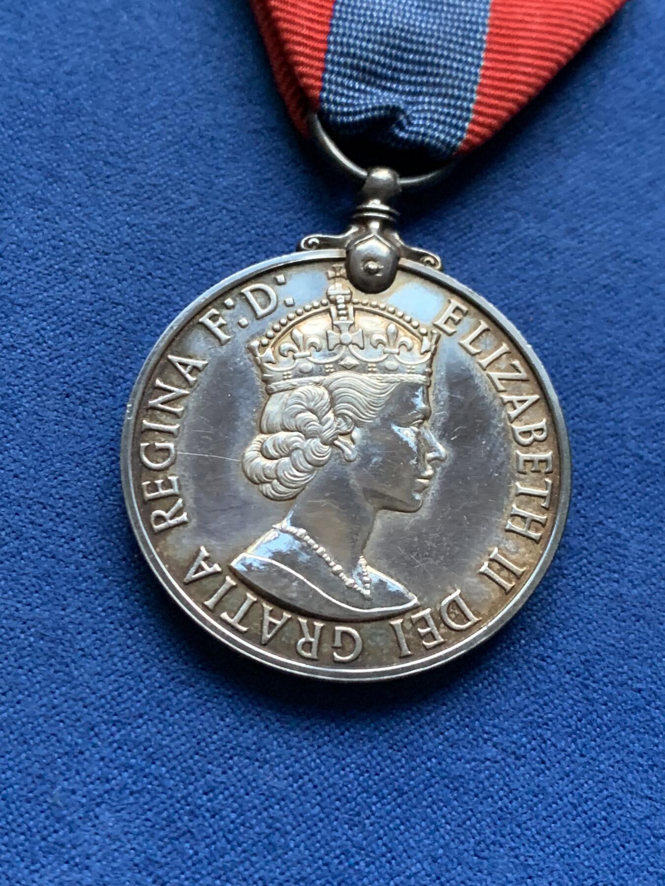 《竞宝斋》第443场 周日，周一，2场连拍 （全场包邮） 英国皇家忠诚服务奖章 总重约31.9克 带盒