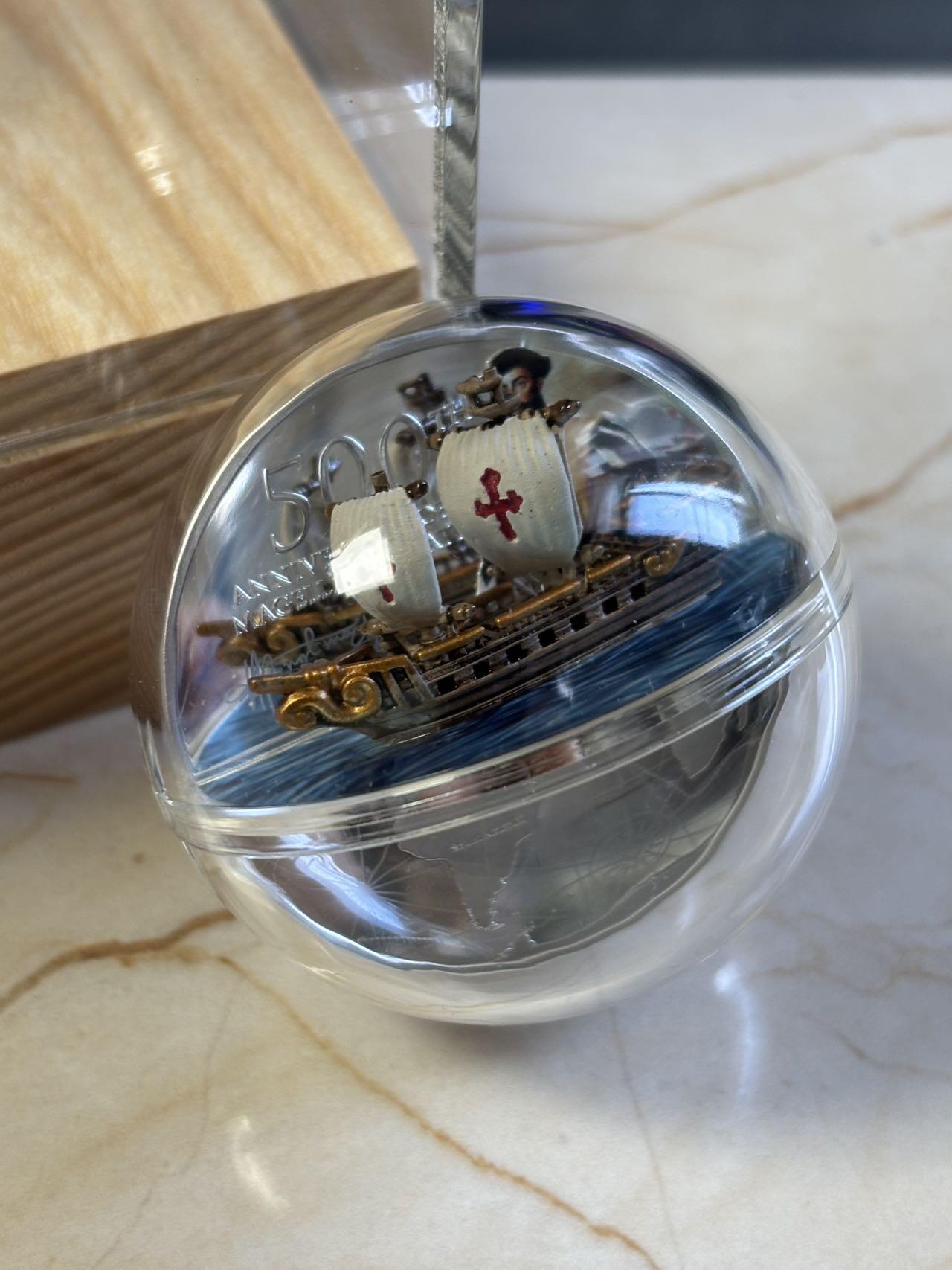 第183期拍卖 纽埃2021年麦哲伦环球航行立体镶嵌2盎司纪念银币，999银，发行333枚，亚克力盒有裂痕