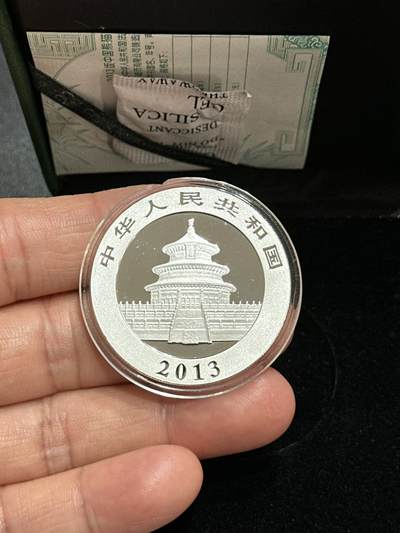 《外钞收藏家》第五百九十期（欧洲强钞、港币、硬通货及丰富裸币大拍场）（本平台长期征集拍品、欢迎藏友们联系合作） - 2013年熊猫银币1盎司 带证书和盒子