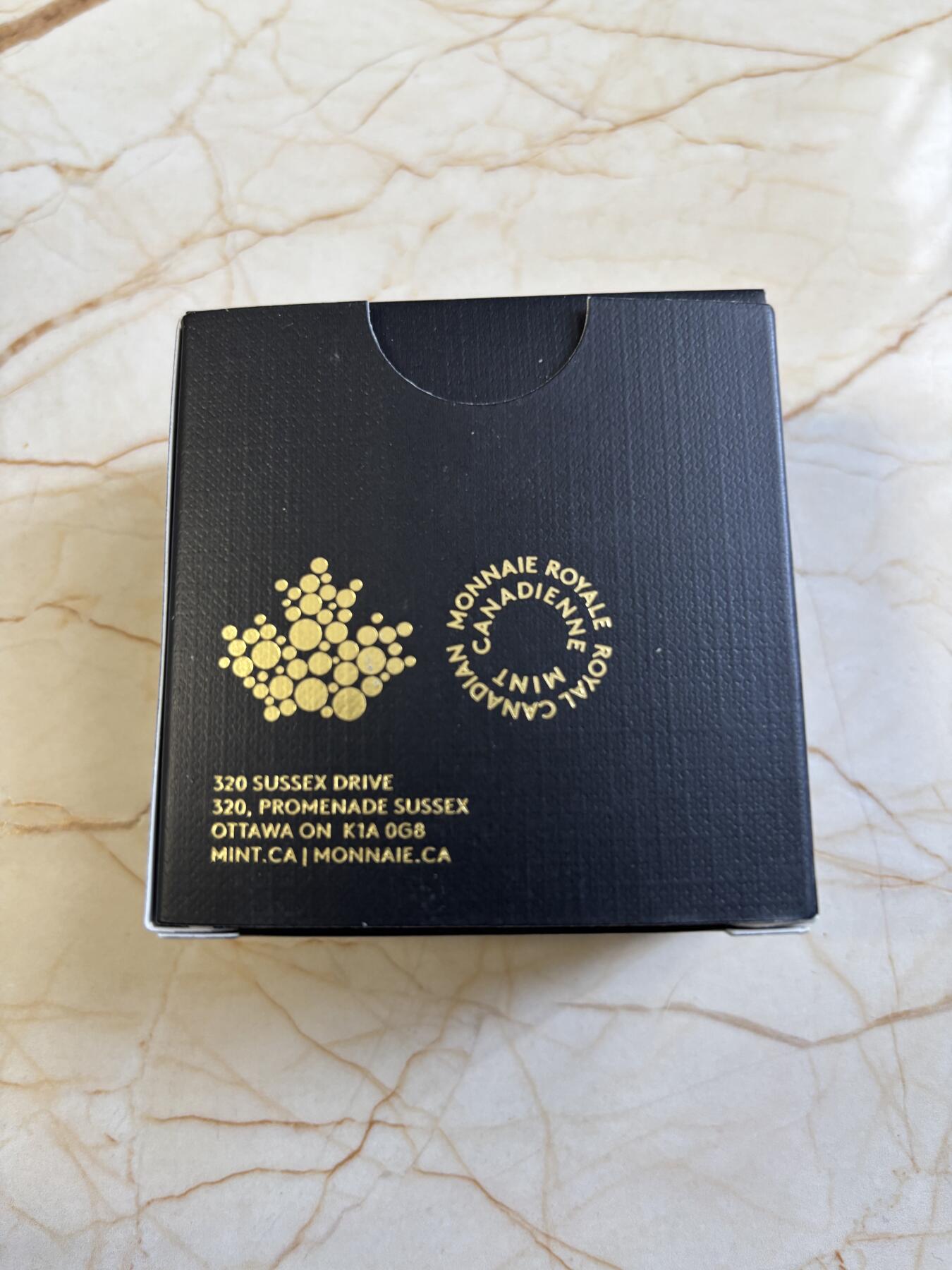 第183期拍卖 加拿大2023年枫叶发行35周年超高浮雕1盎司局部镀金银币，9999银镀金，发行8000枚，