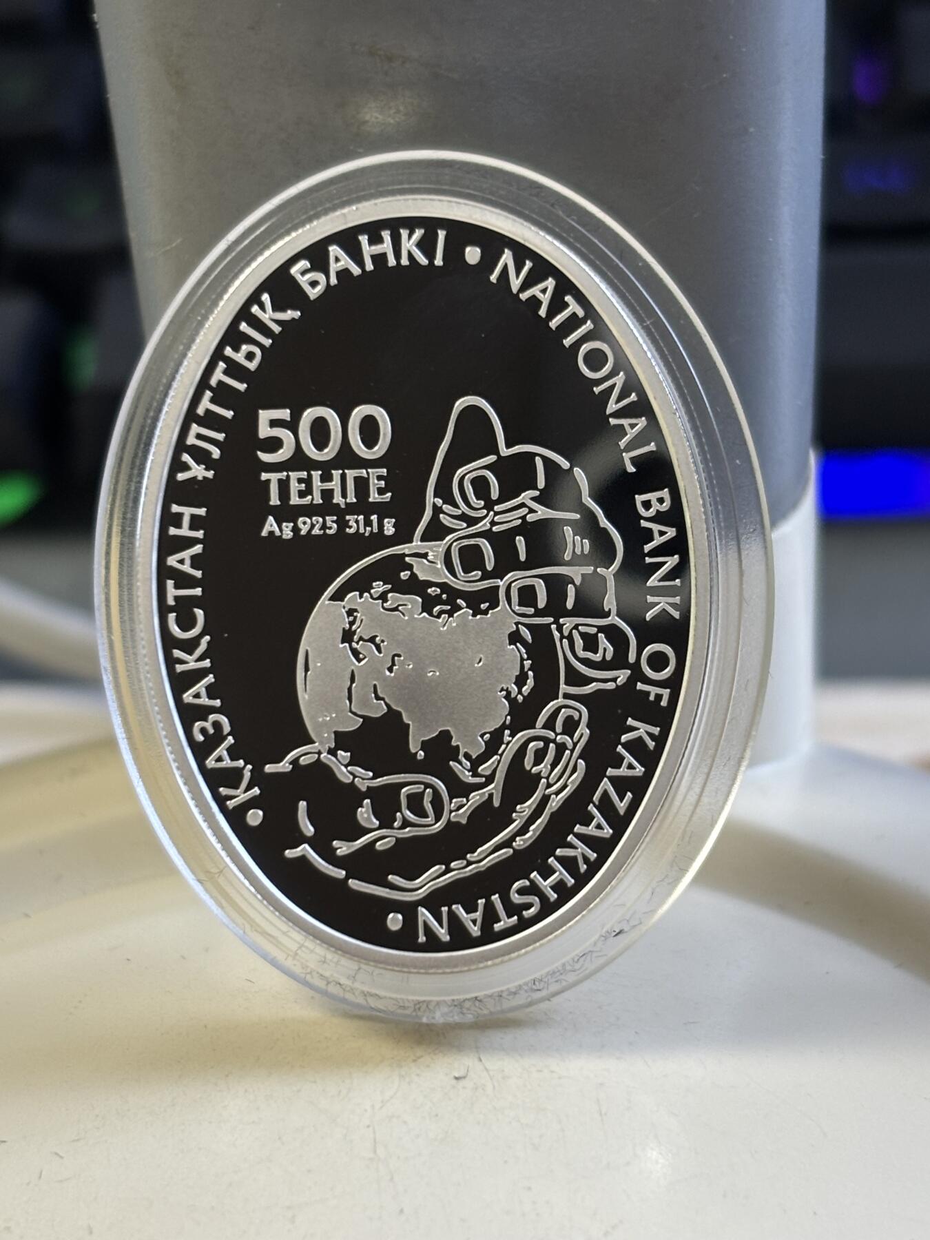 第183期拍卖 哈萨克斯坦2015年鸟类彩色椭圆形纪念银币，925银，31.1克，发行3000枚