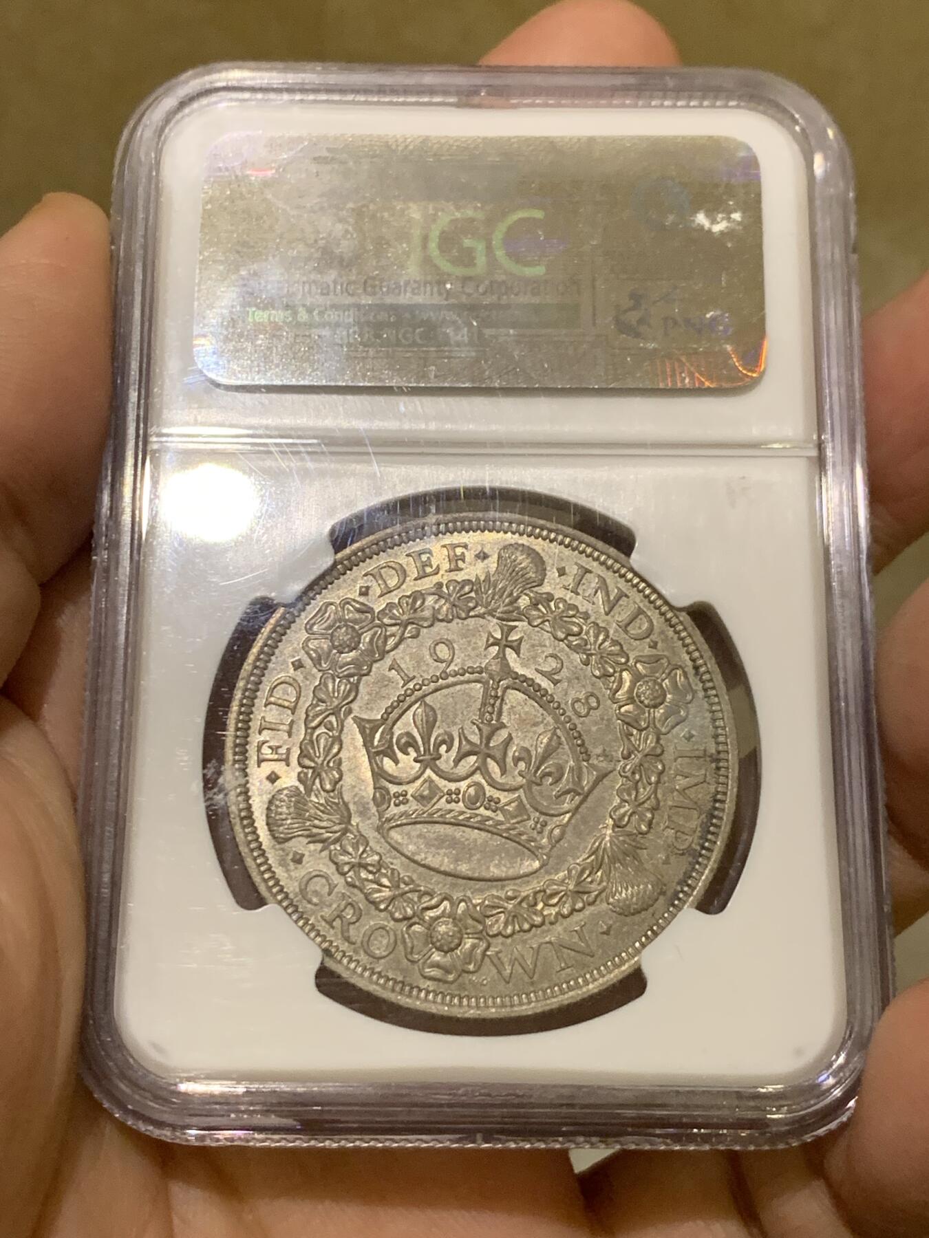 《竞宝斋》第443场 周日，周一，2场连拍 （全场包邮） NGC MS64 英国 1928年乔治五世花冠克朗银币，少见版本，发行量9034枚，两面非常好看的紫灰色包浆，花冠少有这样的醇熟包浆