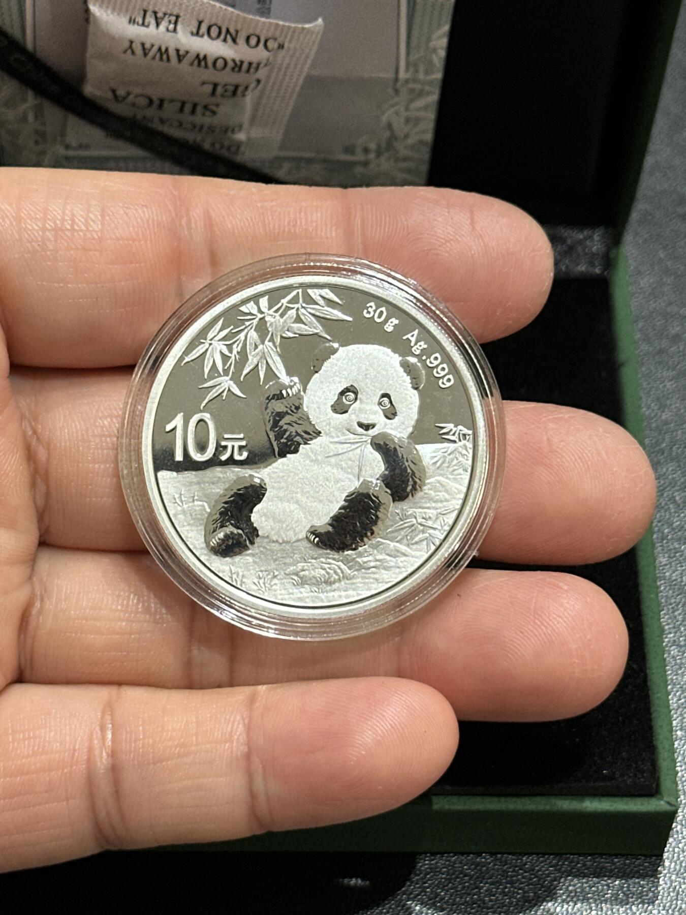 《外钞收藏家》第五百九十期（欧洲强钞、港币、硬通货及丰富裸币大拍场）（本平台长期征集拍品、欢迎藏友们联系合作） 2015年熊猫银币 30克 带证书和盒子