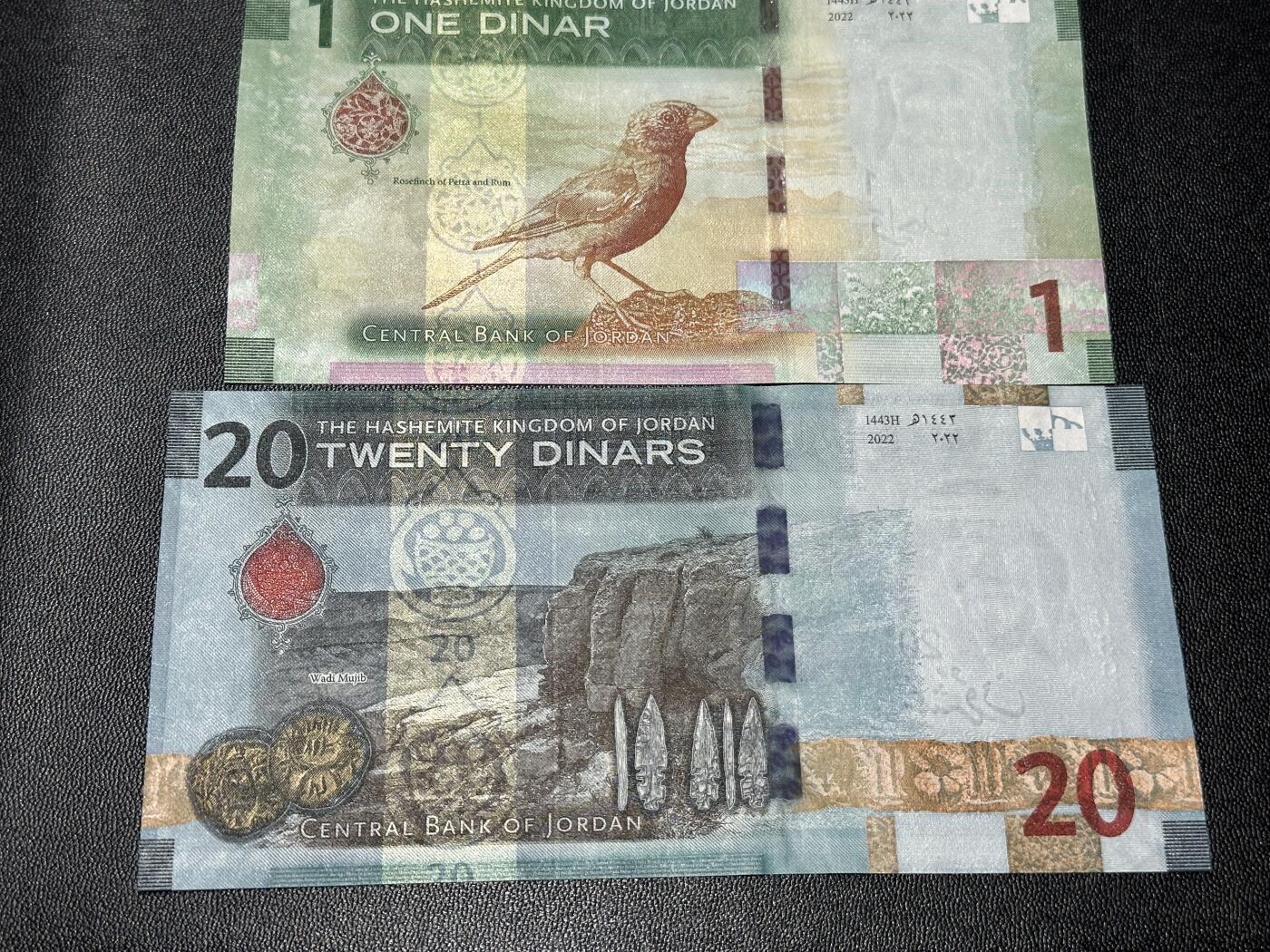 《外钞收藏家》第五百九十期（欧洲强钞、港币、硬通货及丰富裸币大拍场）（本平台长期征集拍品、欢迎藏友们联系合作） 2022年约旦1和20第纳尔 全新UNC 两张一起 靓号