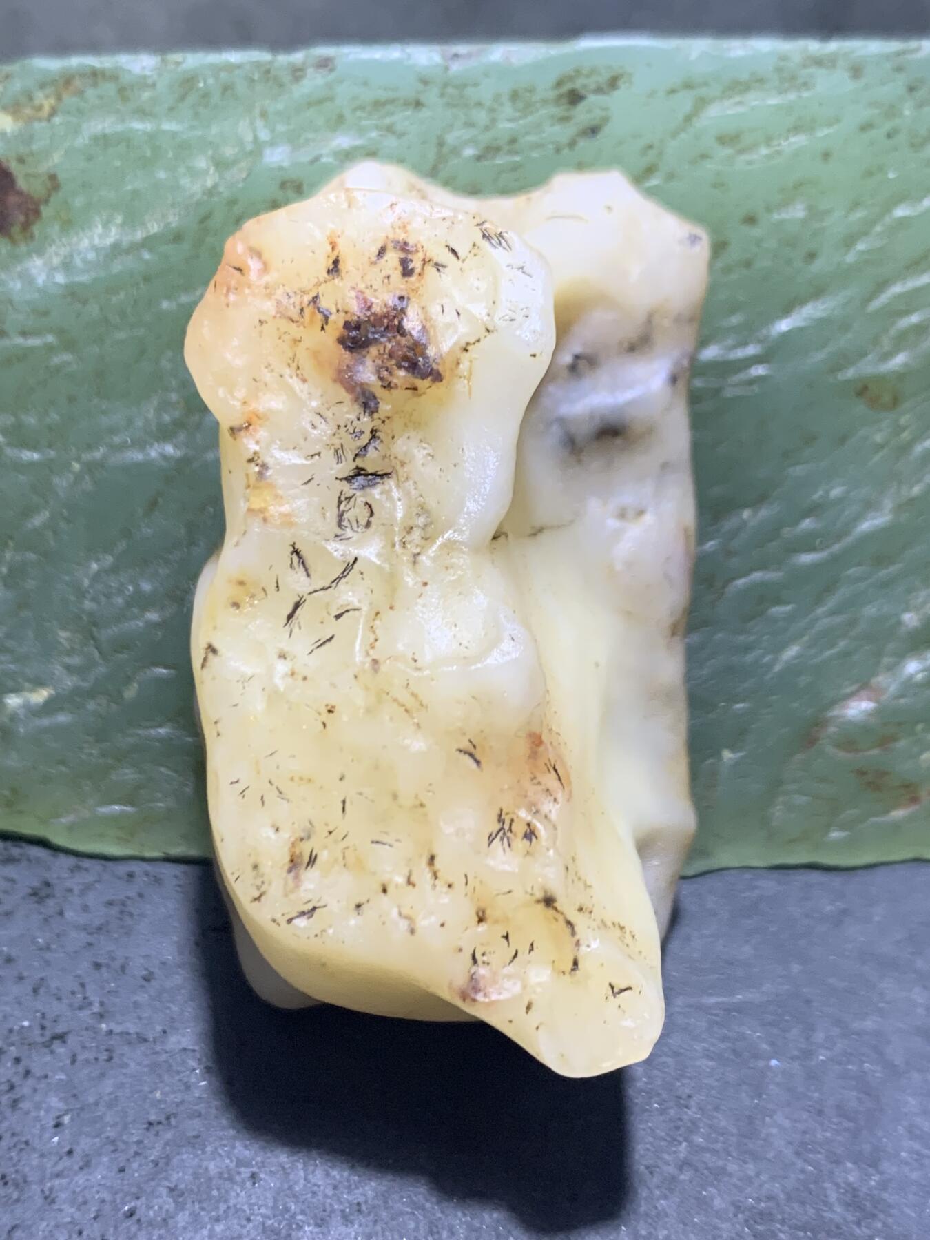 放福利！精美天然地表奶白飘青花风化金丝玉籽料原石一块！