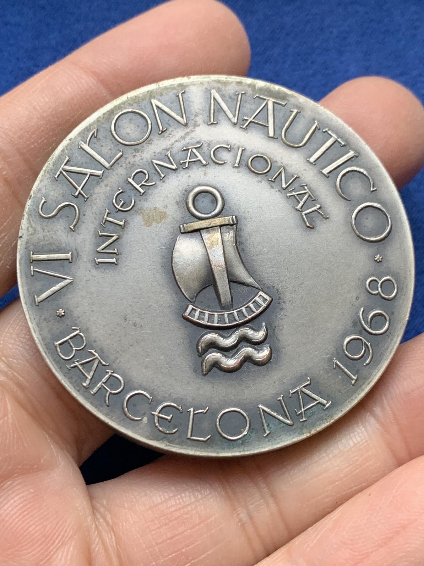 《竞宝斋》第443场 周日，周一，2场连拍 （全场包邮） 西班牙1968年巴塞罗那第六届国际航海博览会纪念镀银铜章 70.5克 49.8mm 带盒 正面：1618年建造的