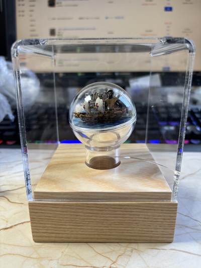 第183期拍卖 - 纽埃2021年麦哲伦环球航行立体镶嵌2盎司纪念银币，999银，发行333枚，亚克力盒有裂痕