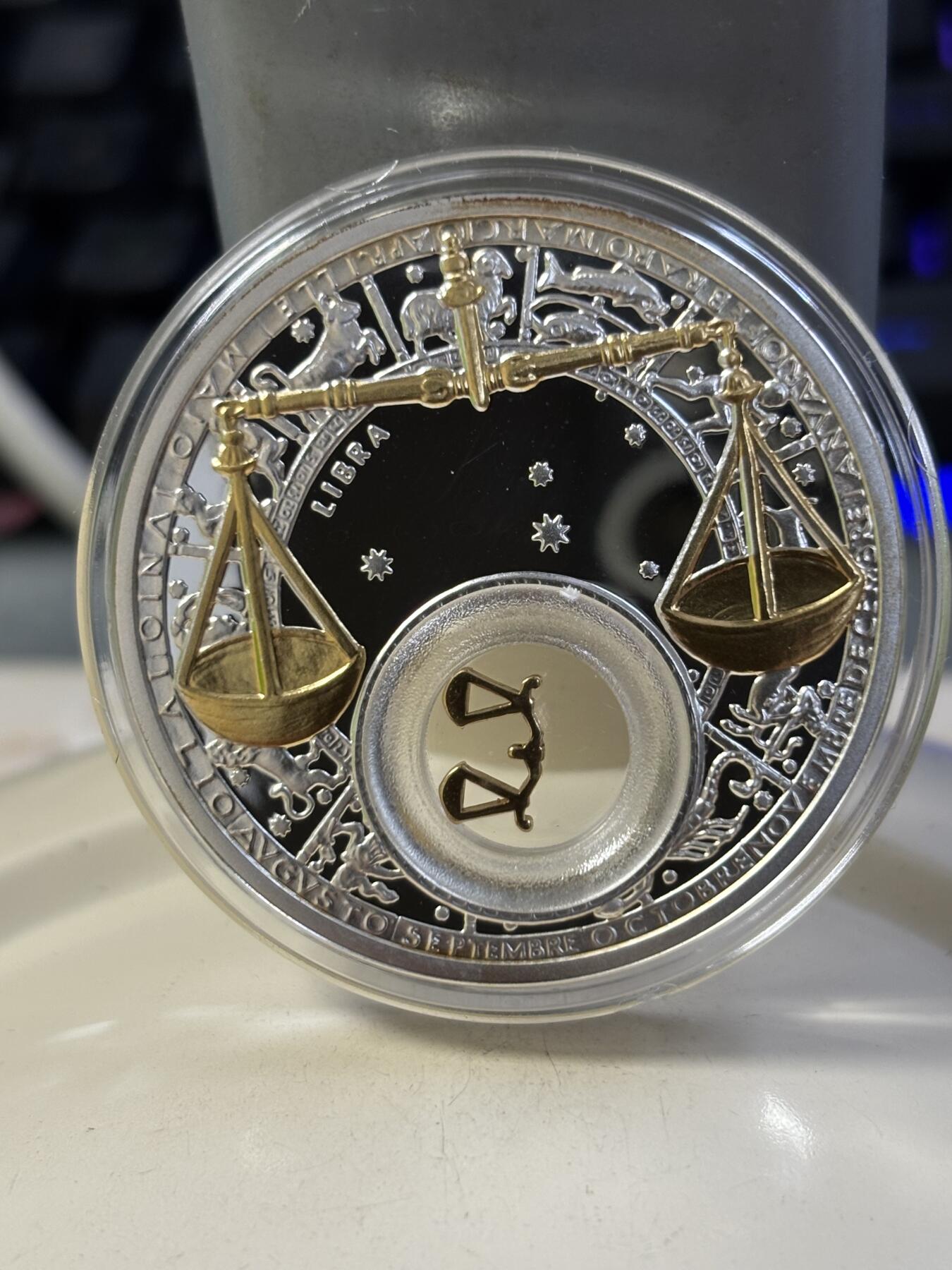 第183期拍卖 白俄罗斯2013年十二星座天枰座镶嵌天枰镀金纪念银币，925银，28.28克，发行10000枚