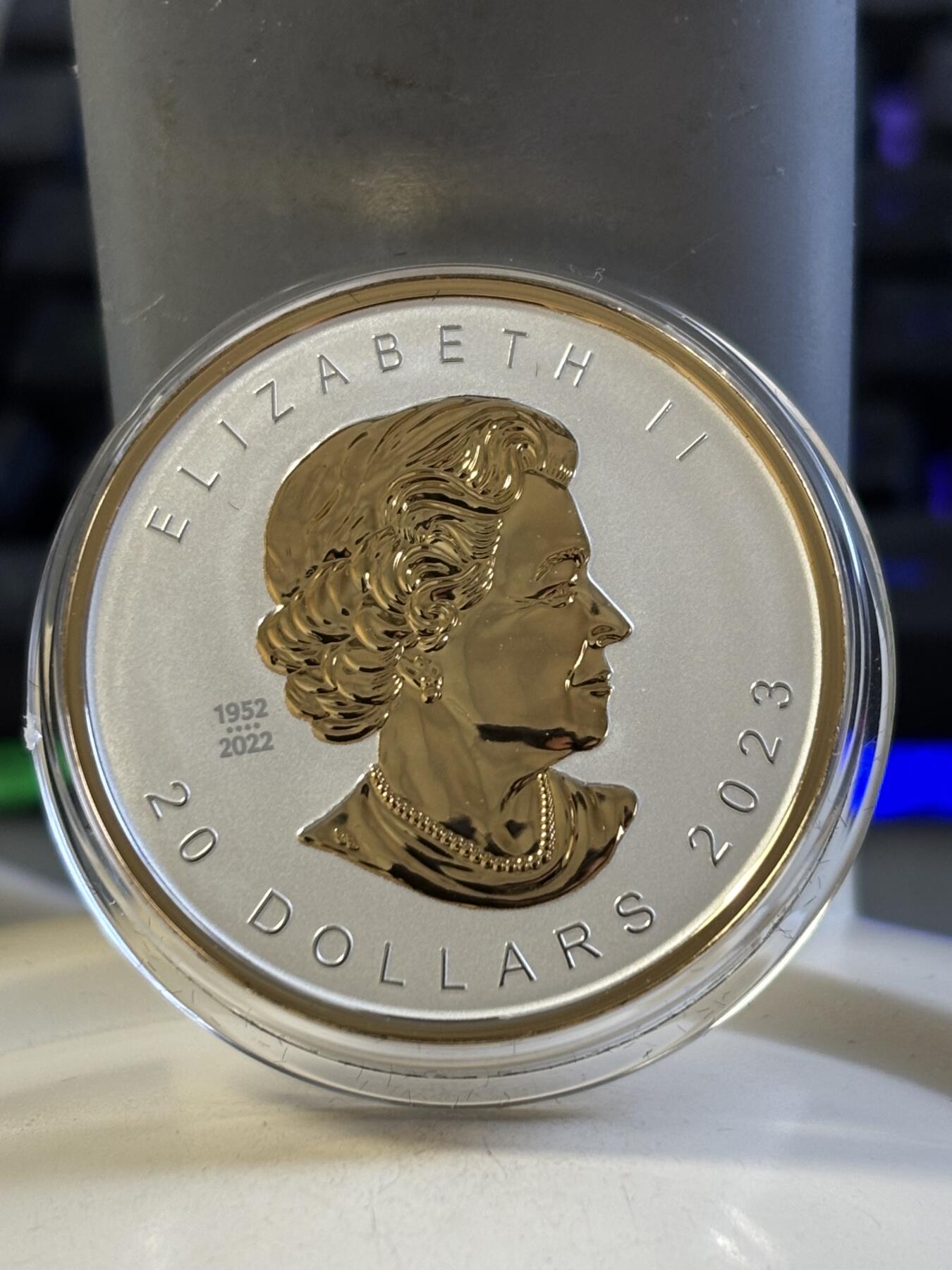 第183期拍卖 加拿大2023年枫叶发行35周年超高浮雕1盎司局部镀金银币，9999银镀金，发行8000枚，