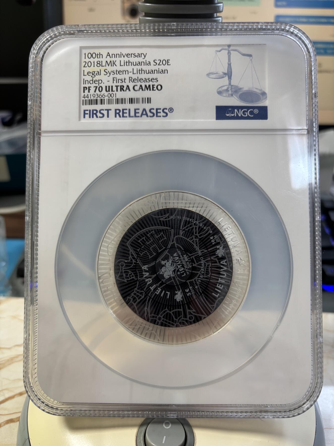 第183期拍卖 立陶宛2018年建国百年中空环形20欧纪念银币NGC-PF70首期蓝标无盒无证书，925银，28.28克，中间的有脱落