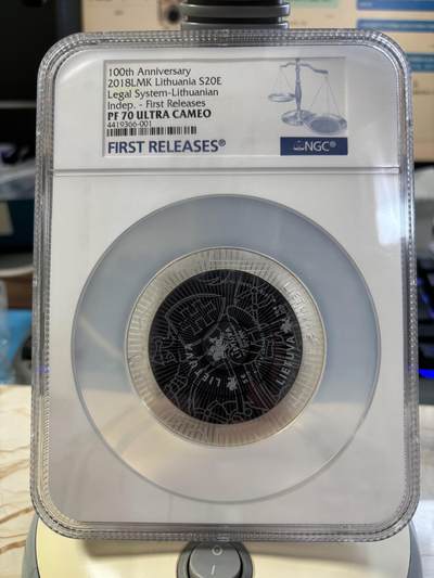 第183期拍卖 - 立陶宛2018年建国百年中空环形20欧纪念银币NGC-PF70首期蓝标无盒无证书，925银，28.28克，中间的有脱落
