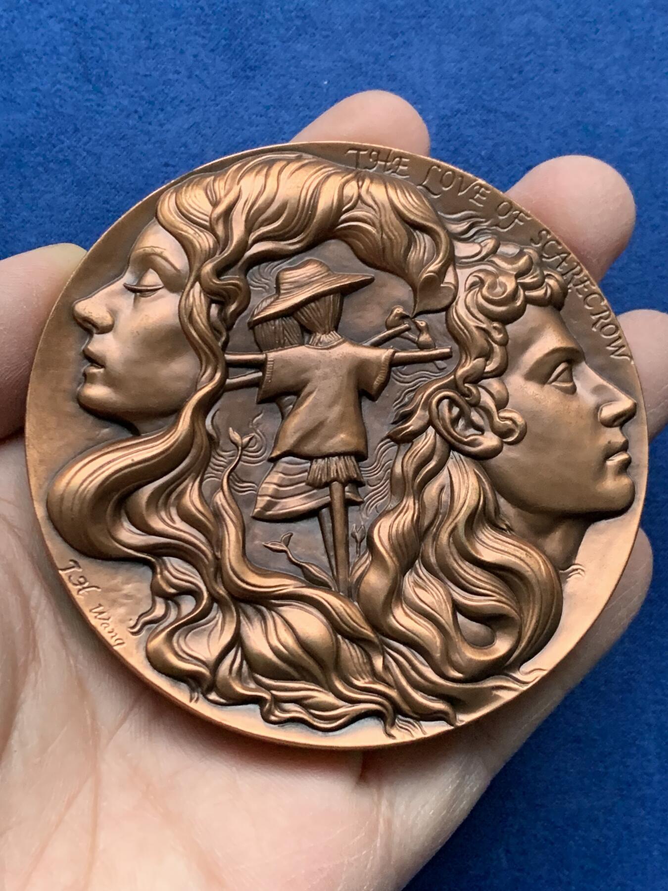 《竞宝斋》第443场 周日，周一，2场连拍 （全场包邮） 上海百拓稻草人之恋大铜章，编号007，总重约351克，直径80mm，原盒原证。