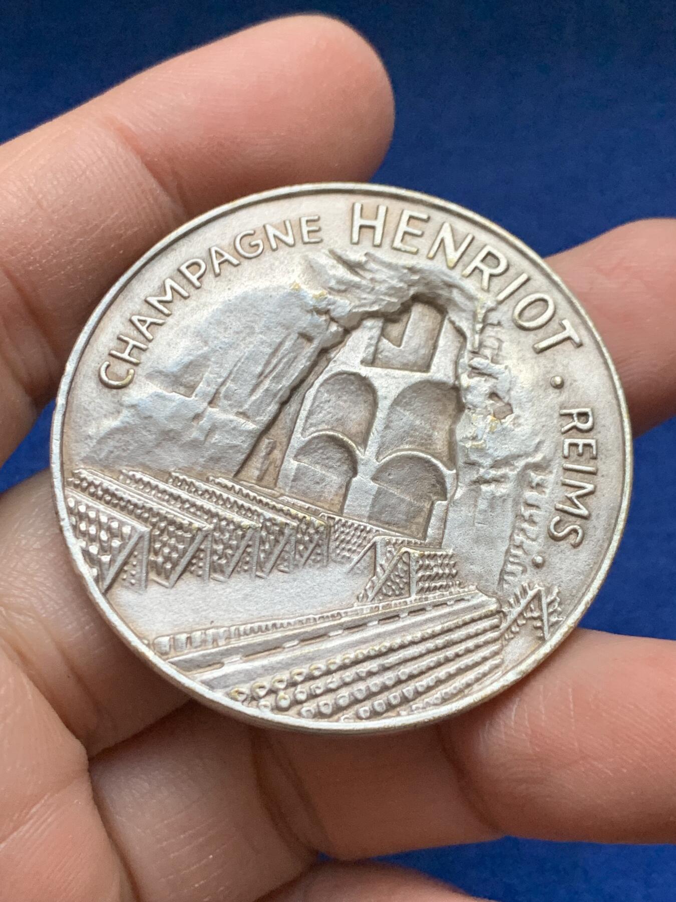 《竞宝斋》第443场 周日，周一，2场连拍 （全场包邮） 法国汉诺香槟高浮雕镀银铜章 场景细腻 直径44.8mm 重量40.2g