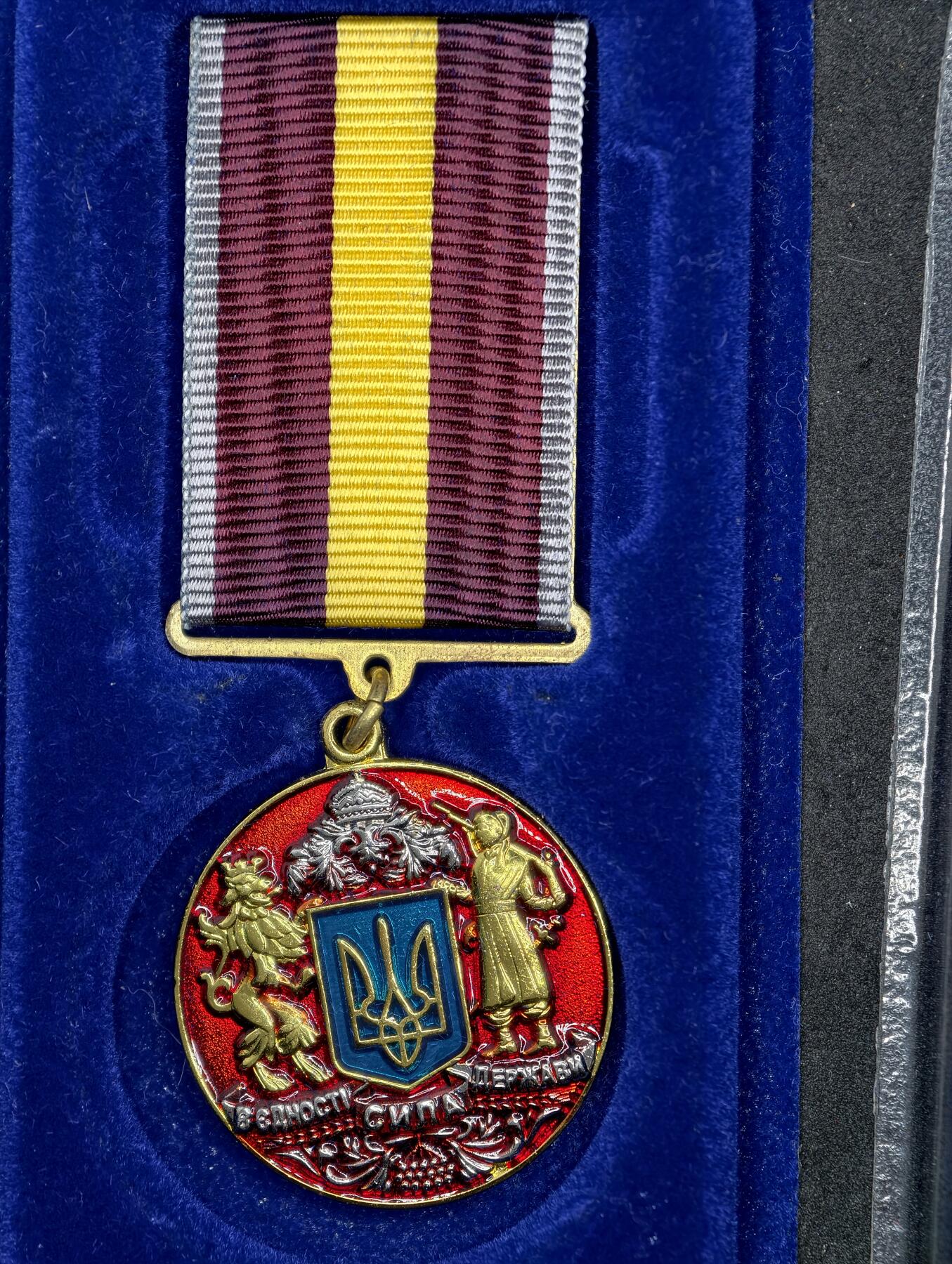 凯旋世界勋赏（第20期）（欢迎送拍）（对拍品有疑问请询问客服，不接受到手刀，出价默认拍品品相。请认真阅读拍卖规则！出价默认已认可！）（收到货请录制开箱视频，无视频概不处理问题。） 乌祖国与尊严奖章，爱国者组织奖励乌公民及外国志愿者的爱国勇气和奉献精神，文字为“国家的力量团结一致”