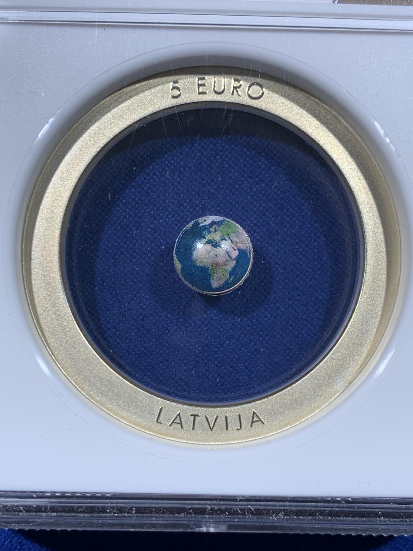 《竞宝斋》第443场 周日，周一，2场连拍 （全场包邮） NGC PF69UC 拉脱维亚2016年发行的透明陶瓷彩色地球镶嵌纪念银币-5欧（20克，925银，40MM币径，限量5千枚，盒证齐全）荣膺2017年第11届硬币之星原创技术大奖