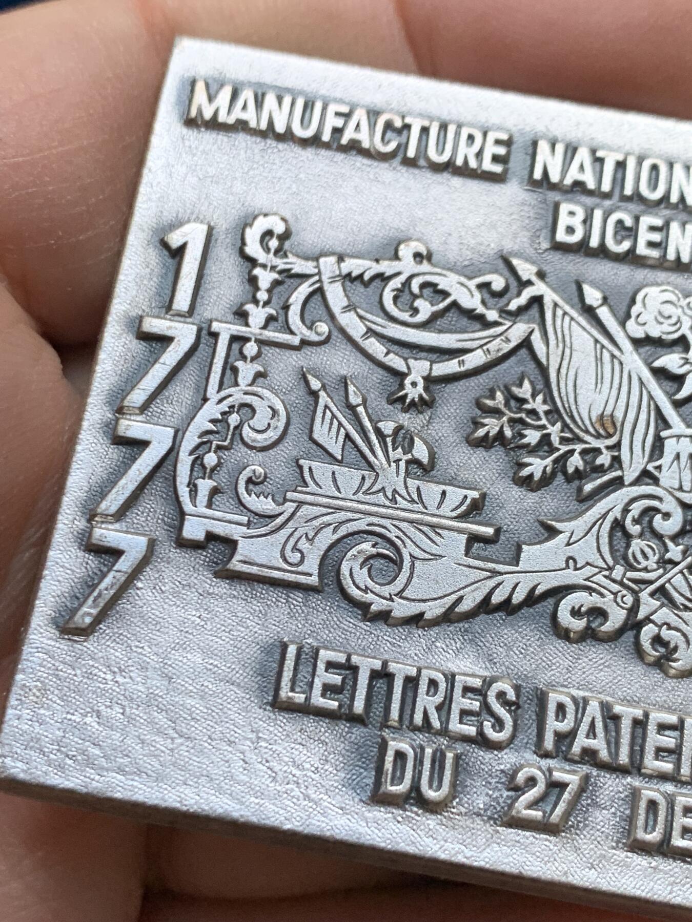 《竞宝斋》第443场 周日，周一，2场连拍 （全场包邮） 法国图勒国家兵工厂200周年方型纪念章 117.5克 50.7*76mm