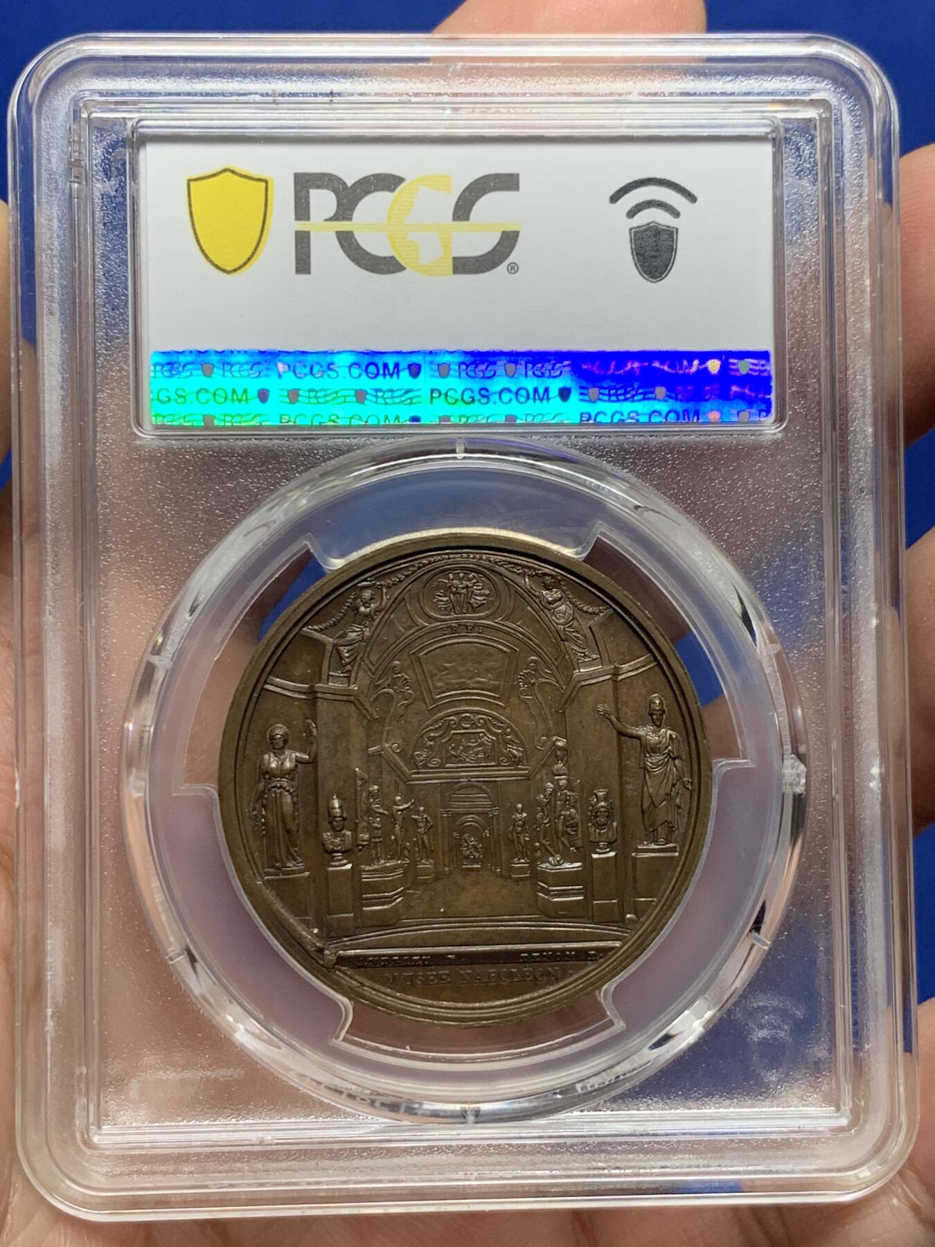 《竞宝斋》第443场 周日，周一，2场连拍 （全场包邮） PCGS SP63 高分 1804年原铸 法国皇帝拿破仑一世罕见卢浮宫博物馆题材铜章。正面拿破仑皇帝，背面博物馆展厅，雕刻细腻叹为观止。少见品。