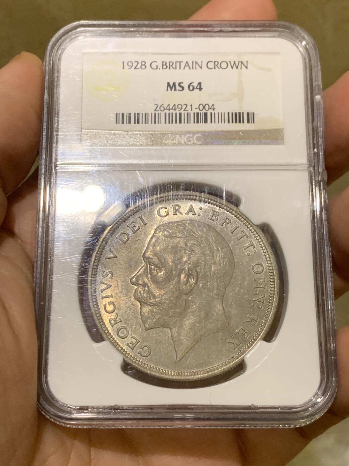 《竞宝斋》第443场 周日，周一，2场连拍 （全场包邮） NGC MS64 英国 1928年乔治五世花冠克朗银币，少见版本，发行量9034枚，两面非常好看的紫灰色包浆，花冠少有这样的醇熟包浆