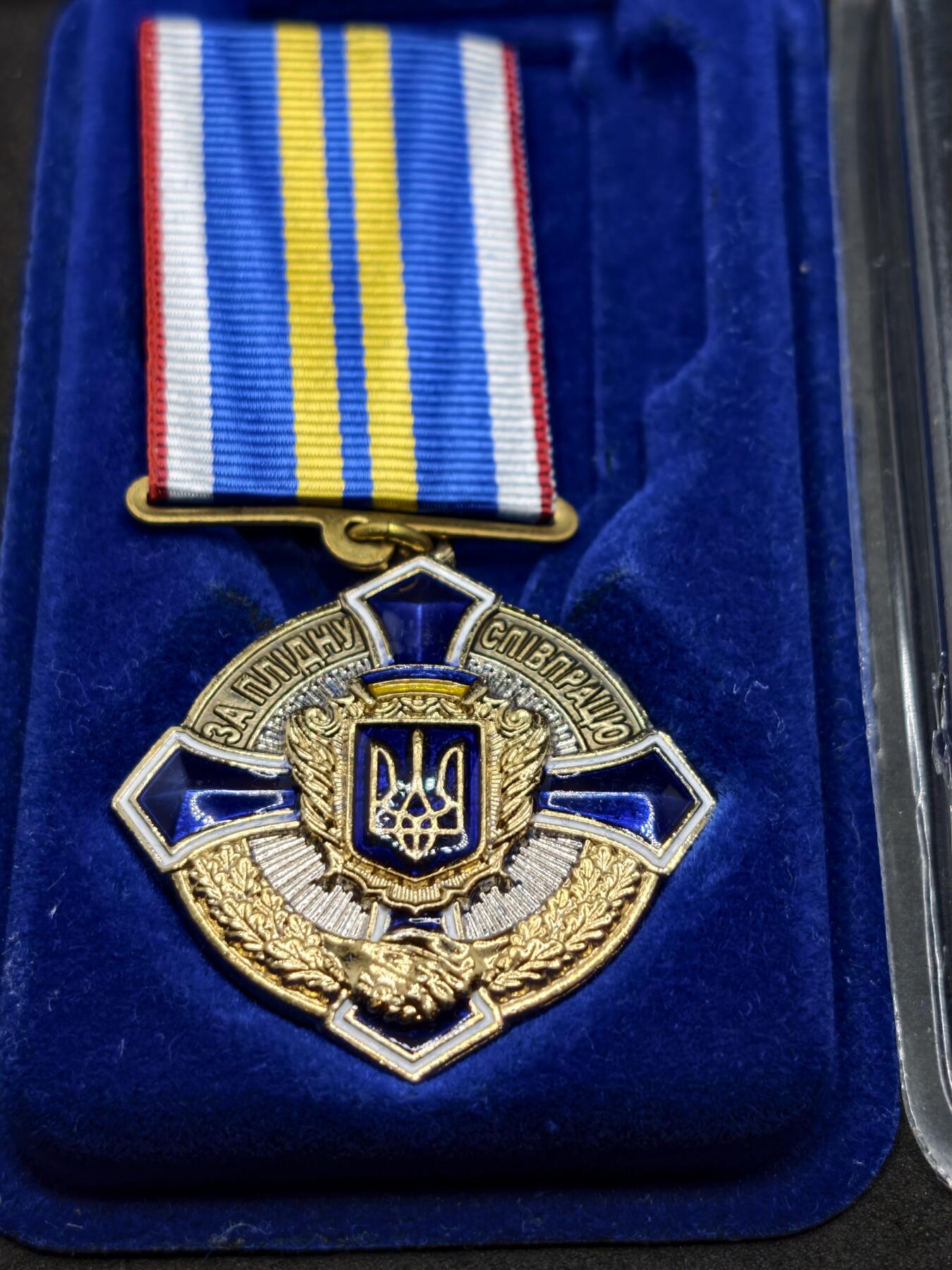 凯旋世界勋赏（第20期）（欢迎送拍）（对拍品有疑问请询问客服，不接受到手刀，出价默认拍品品相。请认真阅读拍卖规则！出价默认已认可！）（收到货请录制开箱视频，无视频概不处理问题。） 乌卓越合作奖章，爱国者组织颁发，带证