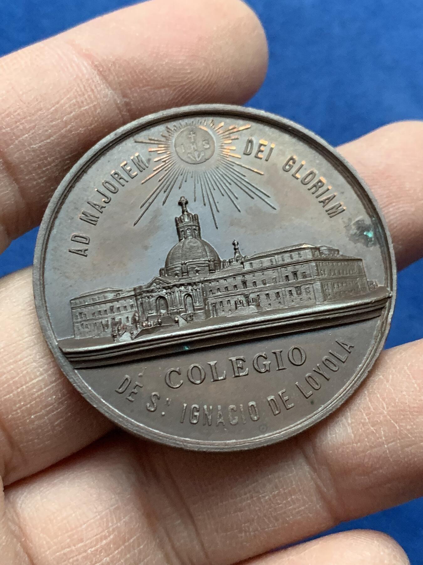 《竞宝斋》第443场 周日，周一，2场连拍 （全场包邮） 耶稣会学院纪念铜章 高浮雕 好细节 23.3克 40.2mm 带盒  正面：依纳爵·罗耀拉，耶稣会创始人