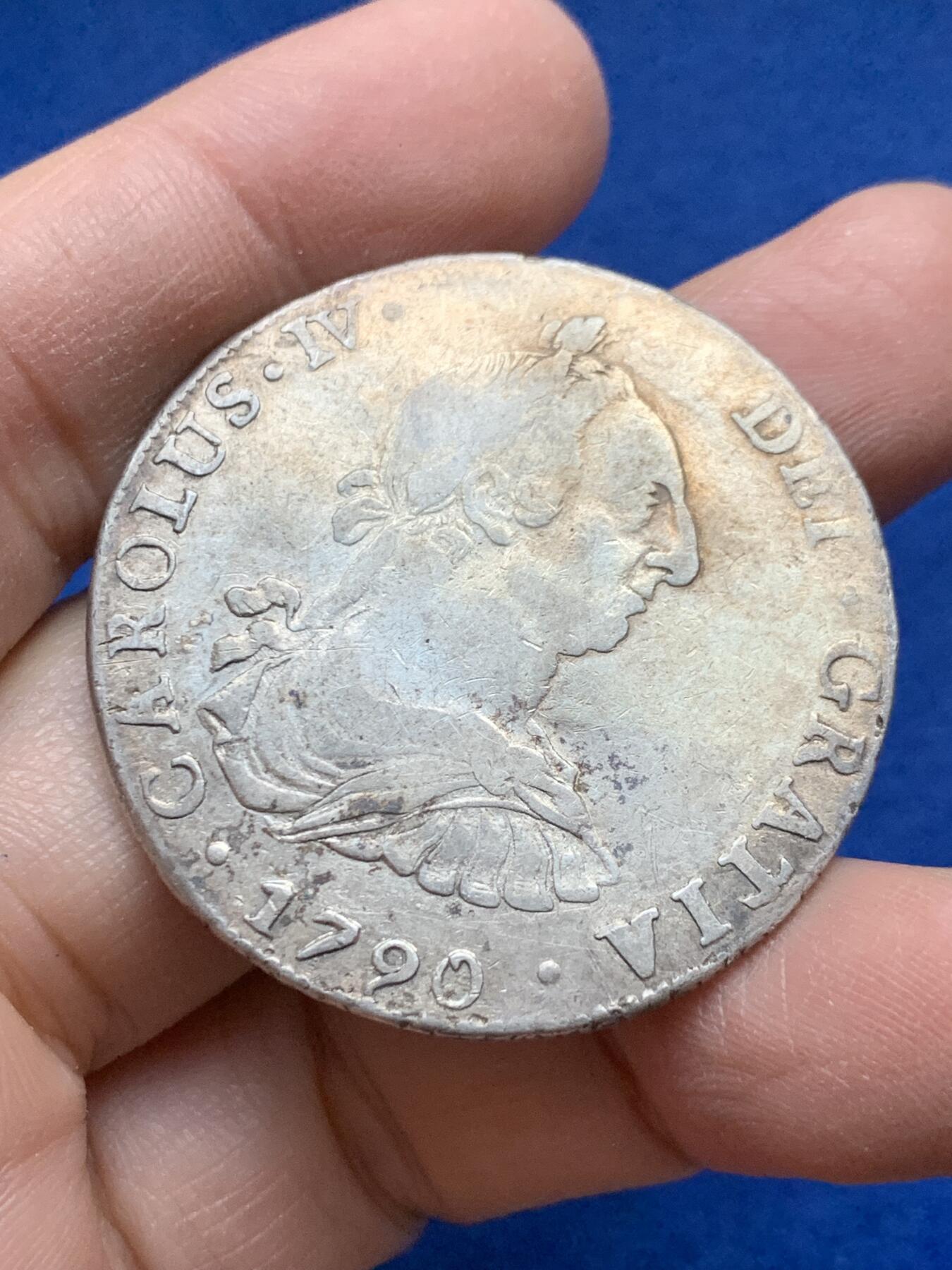 《竞宝斋》第443场 周日，周一，2场连拍 （全场包邮） 西属玻利维亚1790年卡三像过渡版双柱8R银币，过度版稀少，大币胚，特色十足，比同年墨西哥双柱大一圈