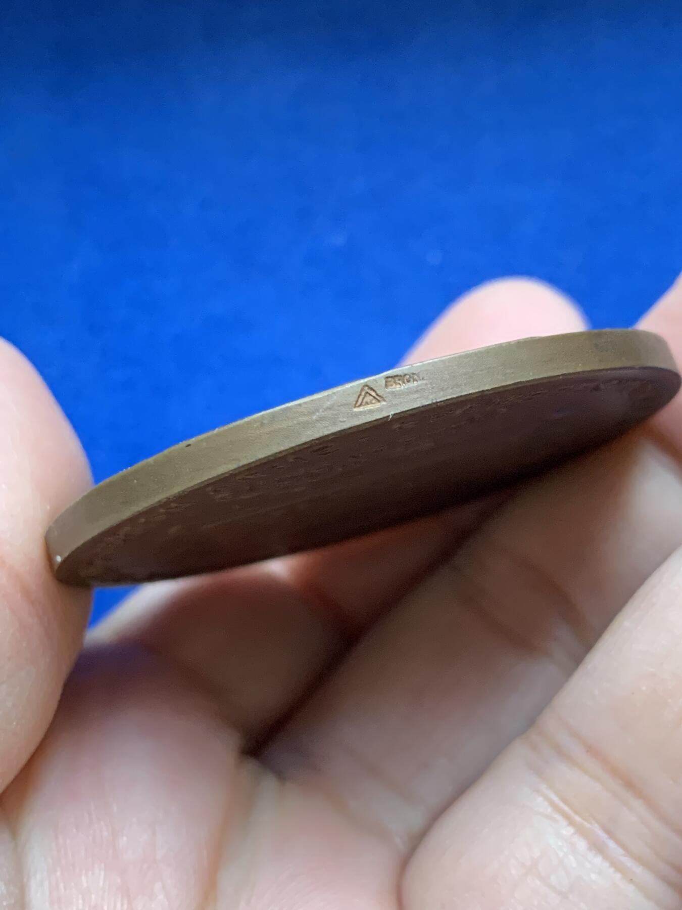 《竞宝斋》第443场 周日，周一，2场连拍 （全场包邮） 法国巴黎市建筑工会砌筑承包商联盟协会纪念章 55.6克 49.6mm 三角边铭