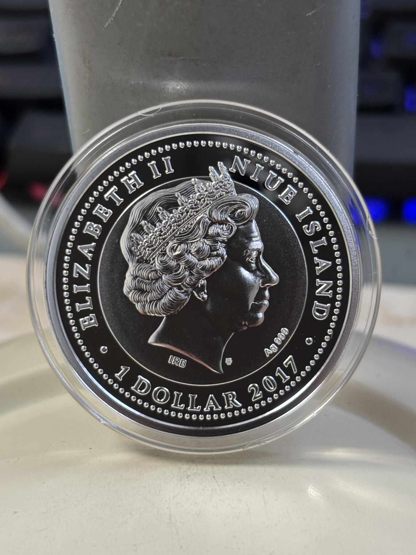 第184期拍卖  纽埃2017年体育运动项目排球彩色精制纪念银币,999银，发行500枚，17.5克