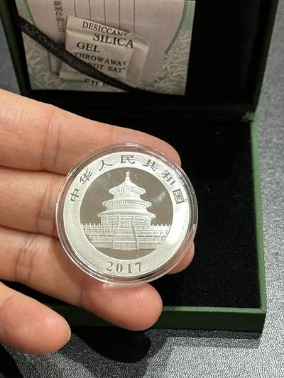 《外钞收藏家》第五百九十期（欧洲强钞、港币、硬通货及丰富裸币大拍场）（本平台长期征集拍品、欢迎藏友们联系合作） - 2016年熊猫银币 30克 带证书和盒子