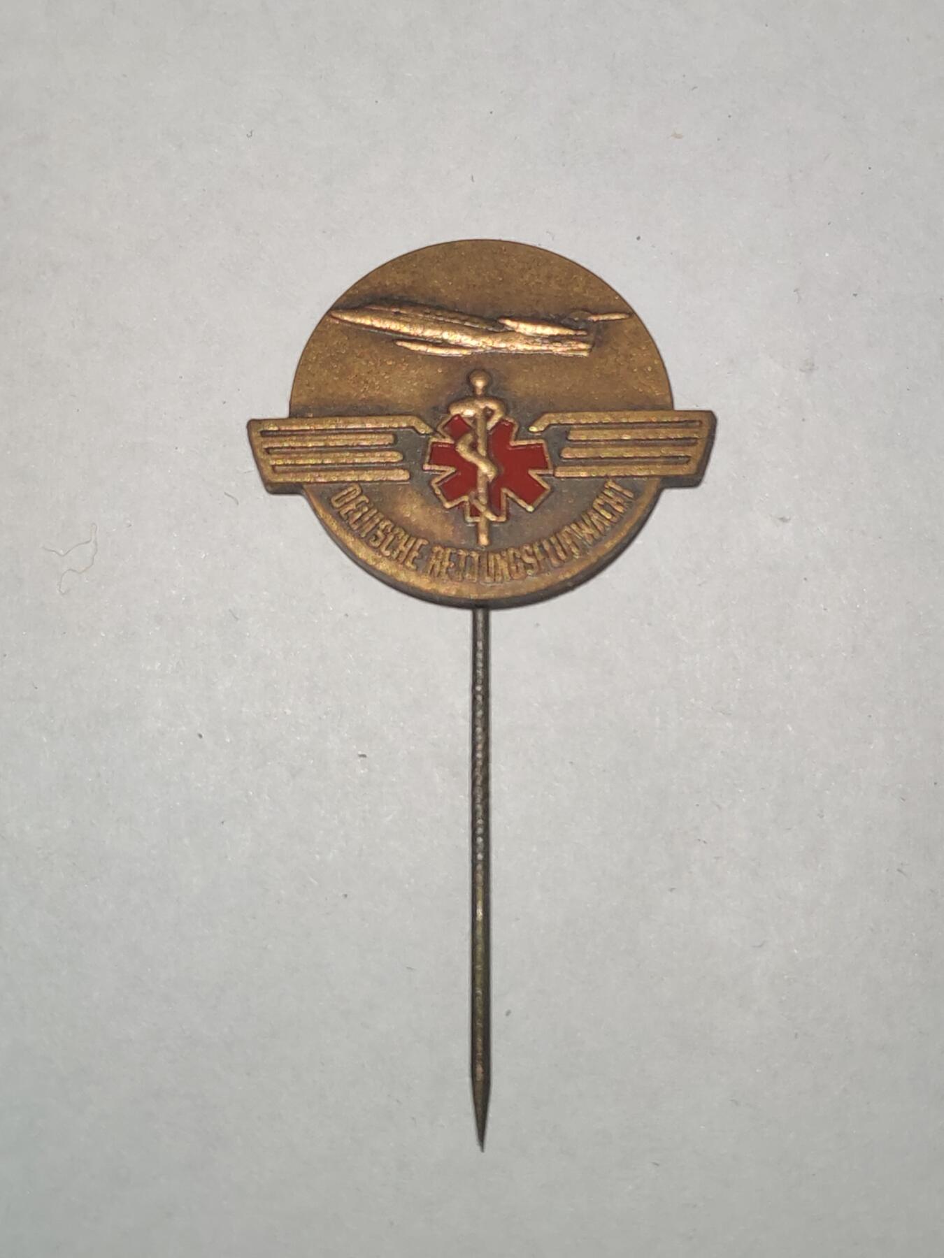 韵星假日拍卖第三十一期 -- Rimey Holidays Auction 31 民主德国第一版空中救援/军医证章插针 非常罕见 因为条件严苛故有该资格的士兵非常少 带厂标
