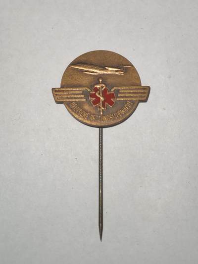 韵星假日拍卖第三十一期 -- Rimey Holidays Auction 31 - 民主德国第一版空中救援/军医证章插针 非常罕见 因为条件严苛故有该资格的士兵非常少 带厂标