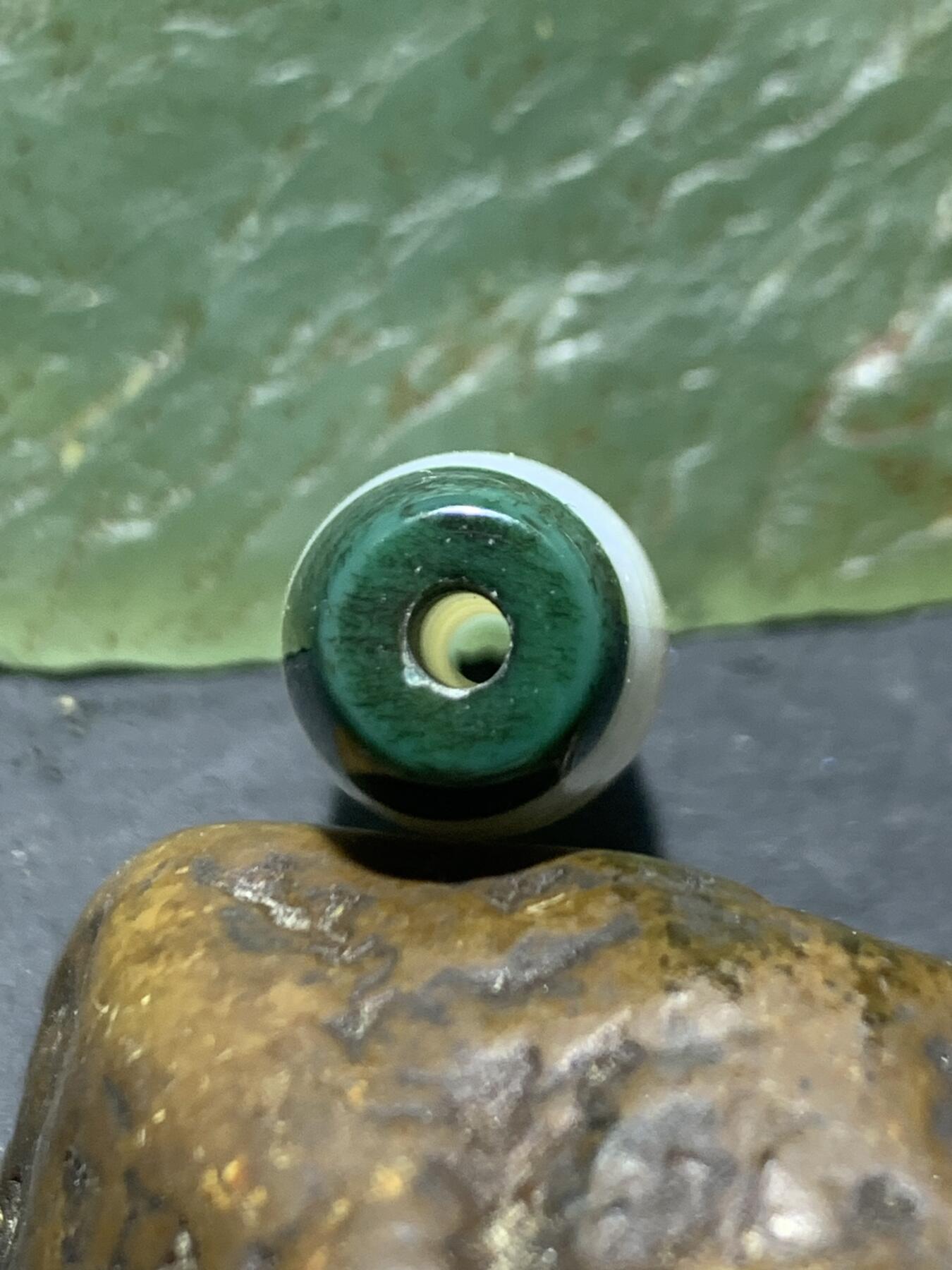 精美冰透高玉化瓷白绿双色缠丝玛瑙桶珠一颗