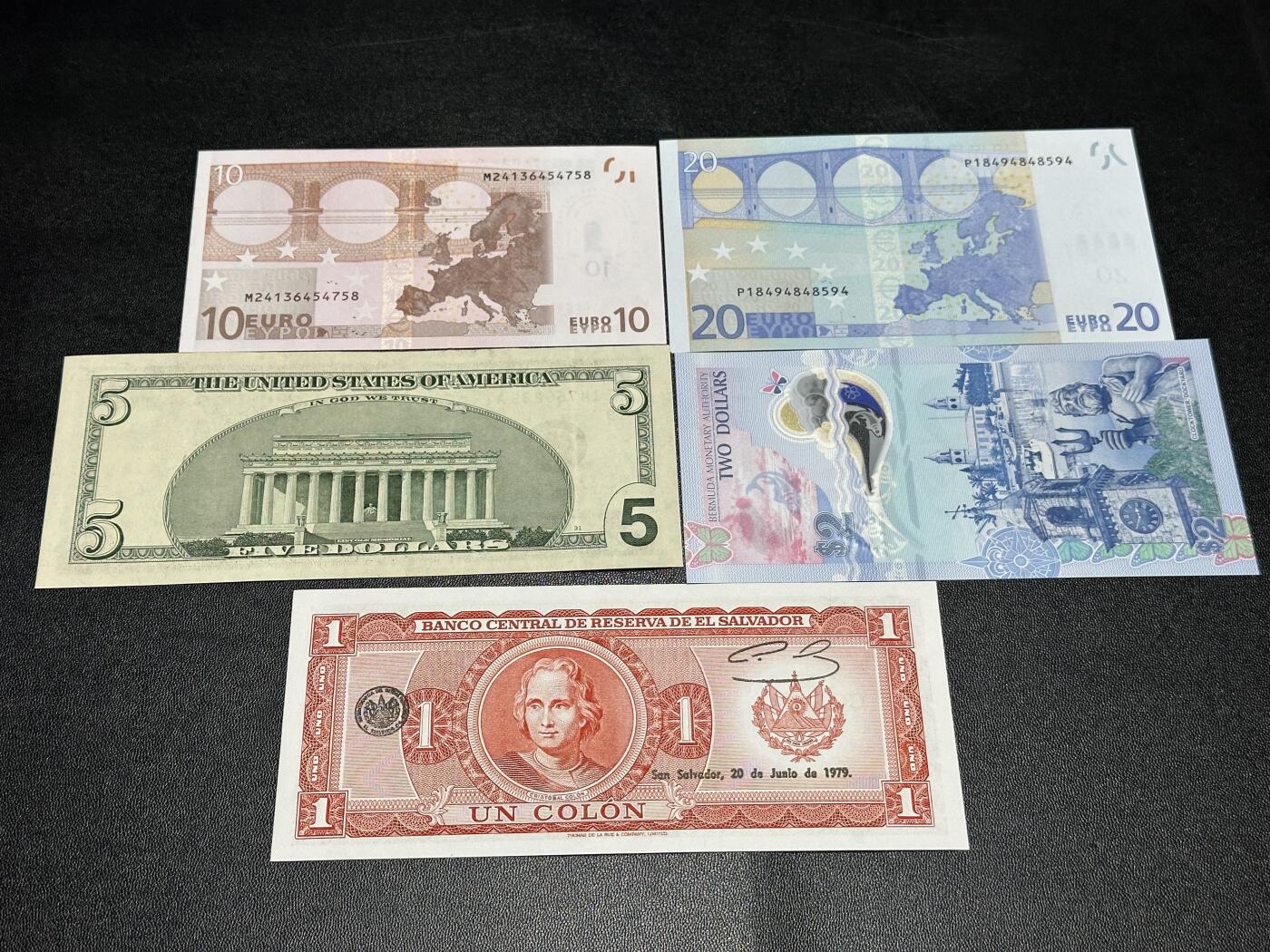 《外钞收藏家》第五百九十期（欧洲强钞、港币、硬通货及丰富裸币大拍场）（本平台长期征集拍品、欢迎藏友们联系合作） 二签10和20欧全新（20一个角不绝）+大头5美元全新轻微荧光瑕疵+百慕大2元A/1冠、萨尔多瓦全新 五张一起