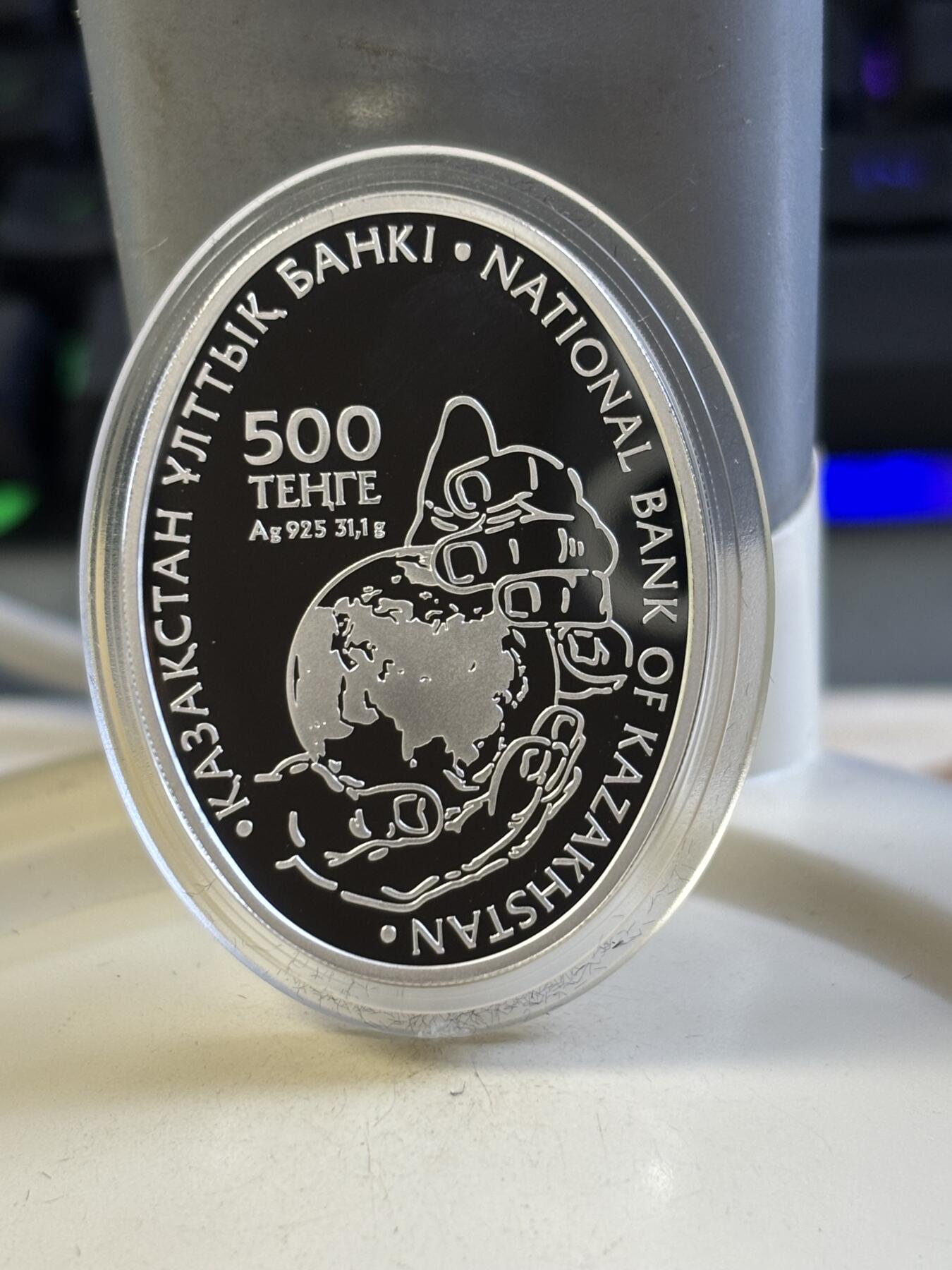 第183期拍卖 哈萨克斯坦2015年鸟类彩色椭圆形纪念银币，925银，31.1克，发行3000枚