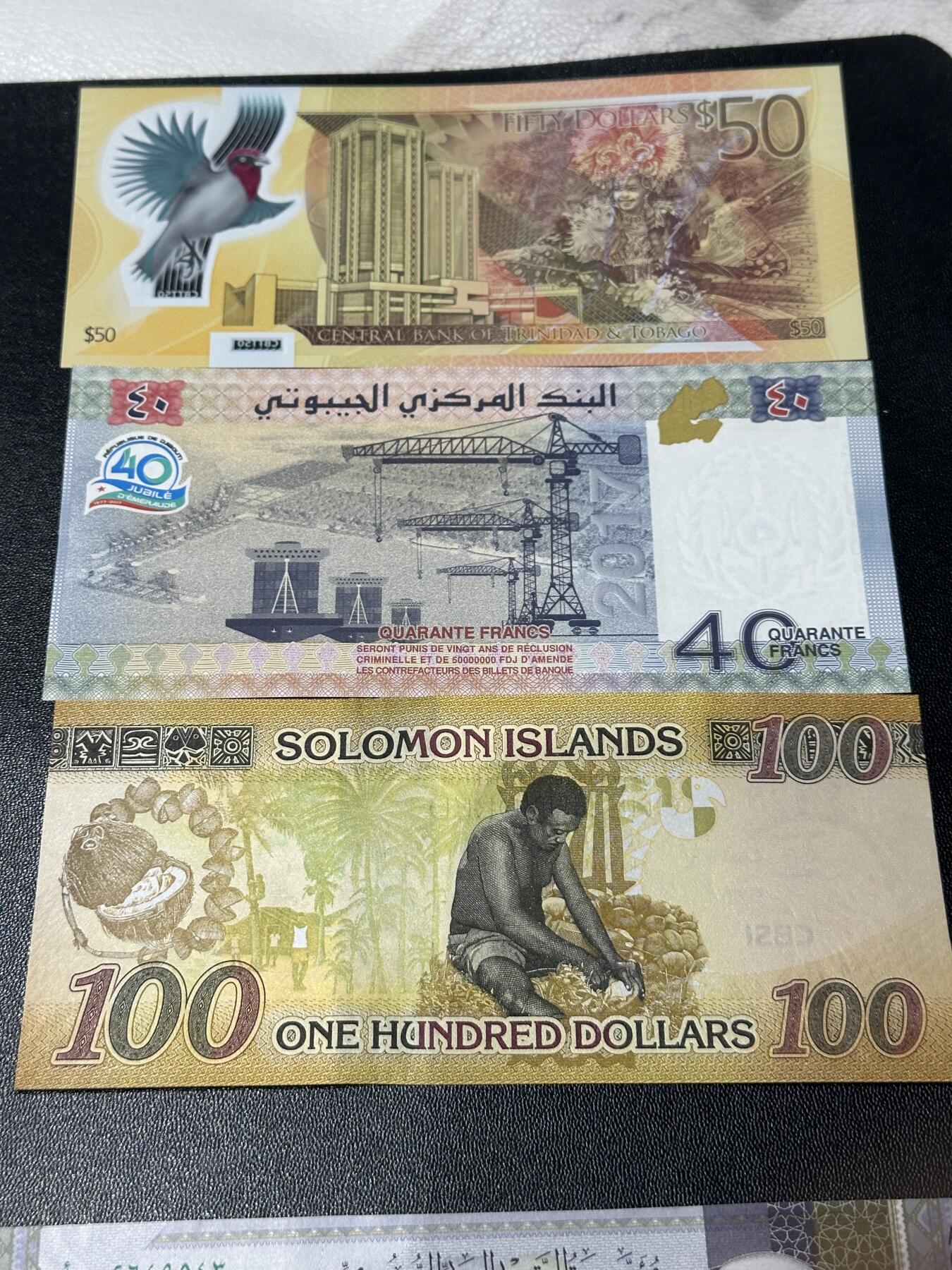 《外钞收藏家》第五百九十期（欧洲强钞、港币、硬通货及丰富裸币大拍场）（本平台长期征集拍品、欢迎藏友们联系合作） 特里达尼亚和多巴哥50+吉布提40两张纪念钞+所罗门群岛100 三张一起 全新UNC