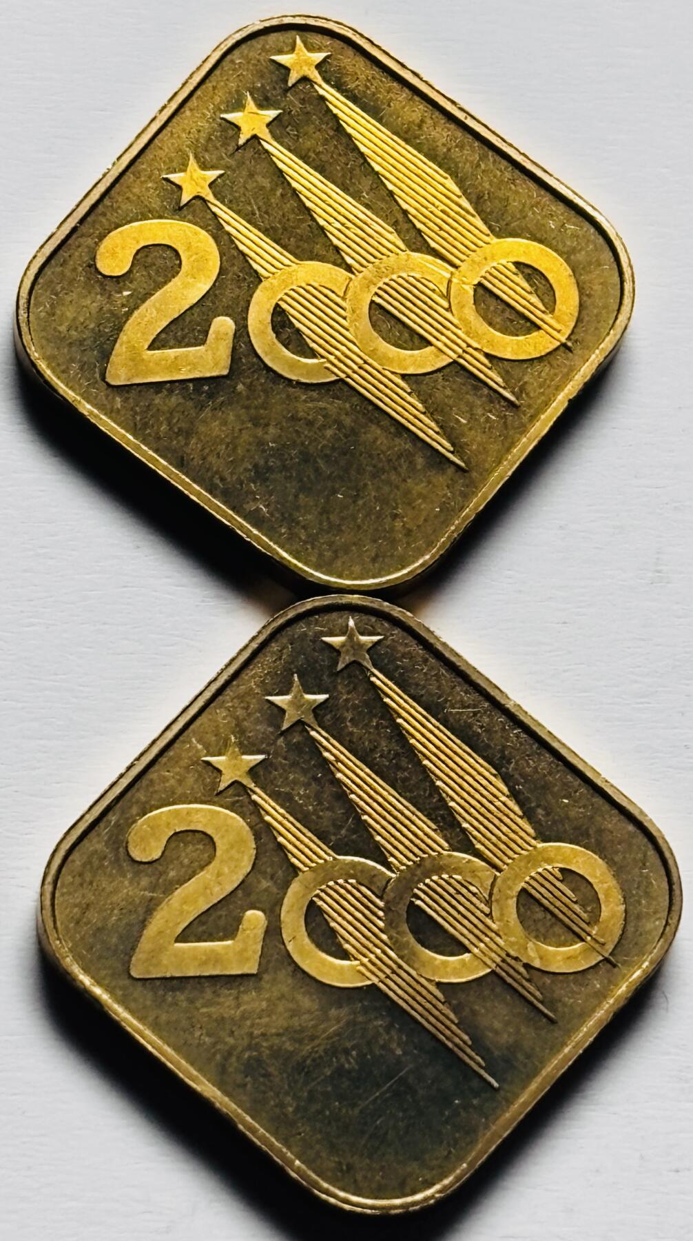 文馨钱币收藏第 284 场，【 长期接收代拍品】老藏家拍品南朝鲜李承晚时期货币，泰国大型纪念币，土耳其各时期及各国套币场 全新日本 2000 年龙年纪念铜章 2 枚