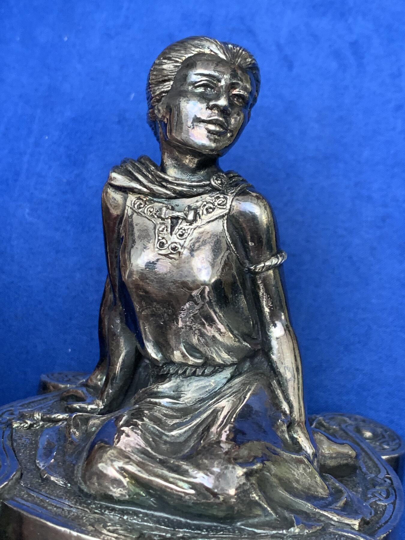 《竞宝斋》第443场 周日，周一，2场连拍 （全场包邮） 英国凯尔特少女坐像摆件 925银包银 1997年谢菲尔德官方银标识 总重434克 细节见图