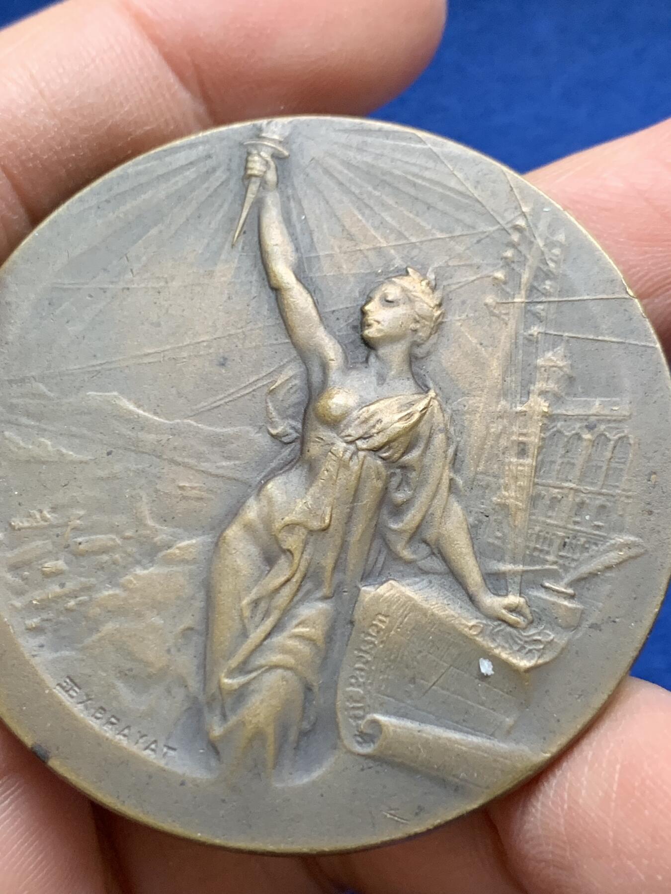 《竞宝斋》第443场 周日，周一，2场连拍 （全场包邮） 法国巴黎世界博览会铜章 正方形铜标 62.3克 50.2mm