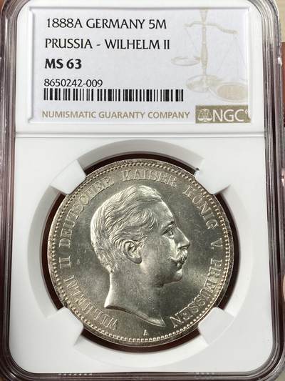 万国钱币拍卖第056期 - NGC MS63 1888年德国三皇之年威廉二世短翅流通5马克 单年发行且流通充分的短翅品种 未流通高品非常难得 三皇系列收藏中不可或缺的一枚 超强十字银霜转光