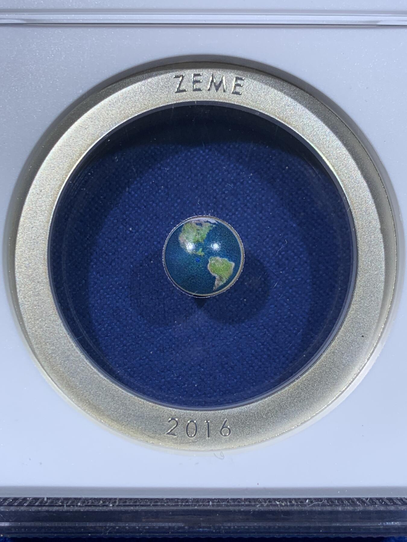 《竞宝斋》第443场 周日，周一，2场连拍 （全场包邮） NGC PF69UC 拉脱维亚2016年发行的透明陶瓷彩色地球镶嵌纪念银币-5欧（20克，925银，40MM币径，限量5千枚，盒证齐全）荣膺2017年第11届硬币之星原创技术大奖