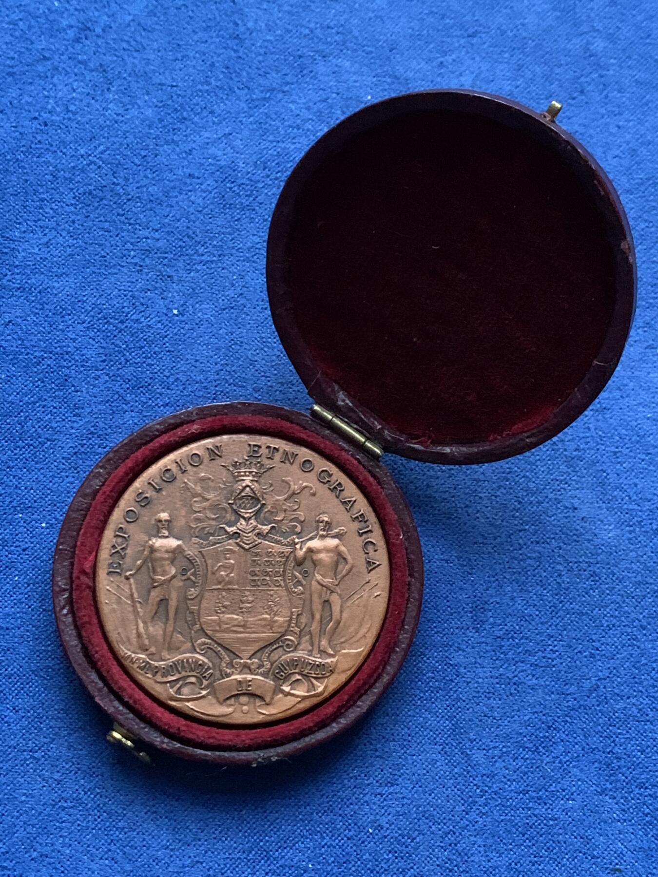 《竞宝斋》第443场 周日，周一，2场连拍 （全场包邮） 1904年西班牙圣塞巴斯蒂安民族志展览会纪念铜章 20.1克 36.5mm 带盒