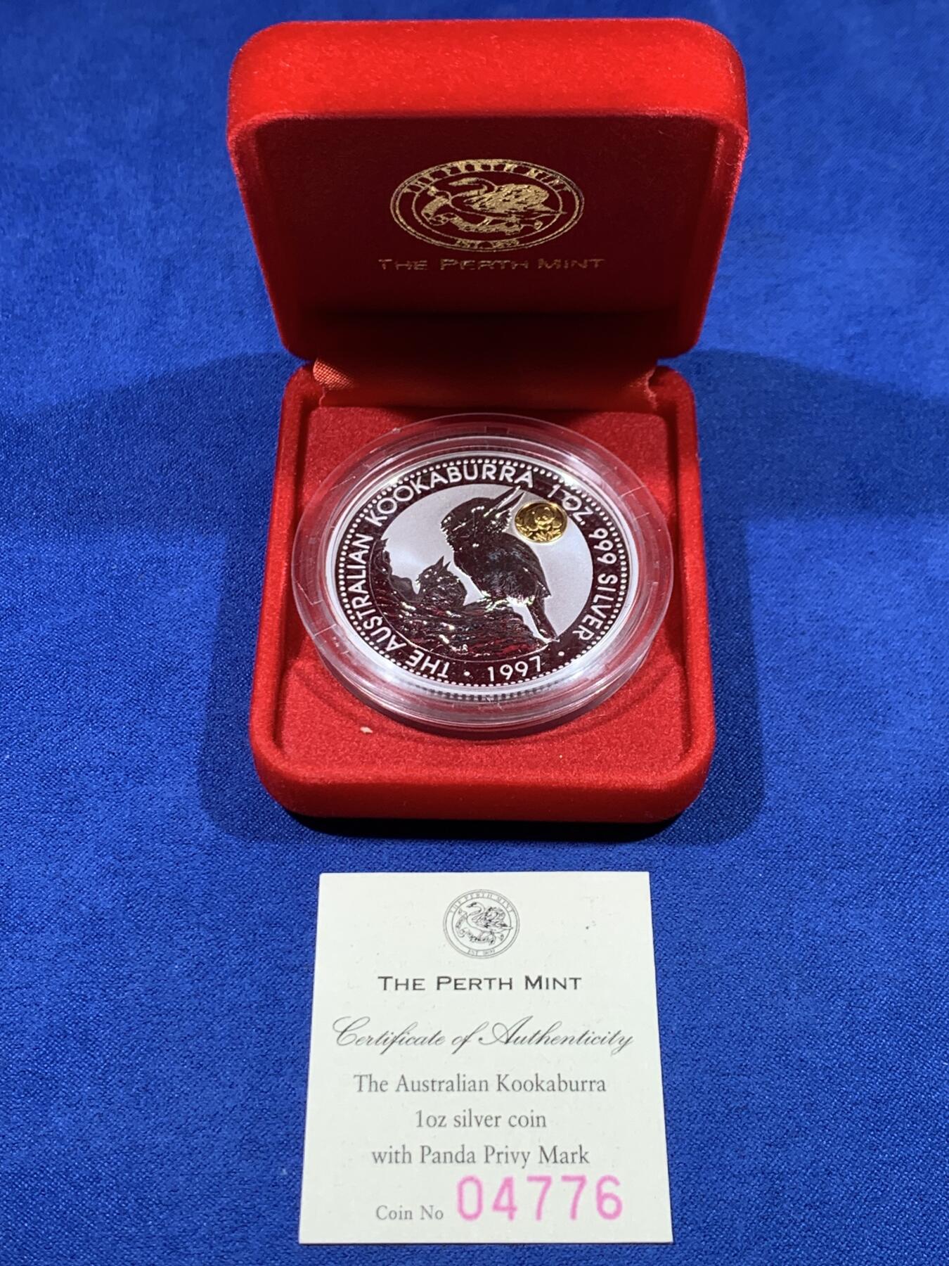 《竞宝斋》第443场 周日，周一，2场连拍 （全场包邮） 澳大利亚 1997年 笑翠鸟 熊猫镶嵌银币 每枚含纯银1盎司999银，镶嵌部分重约0.5克黄金，发行1.5万枚，为上海国际钱币展而发行，细节见图。