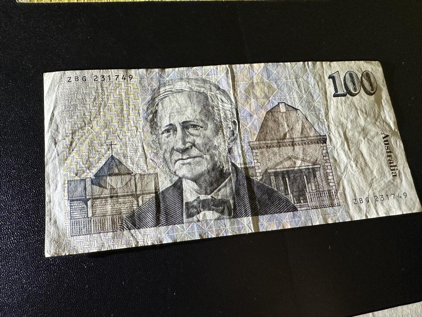 《外钞收藏家》第五百九十期（欧洲强钞、港币、硬通货及丰富裸币大拍场）（本平台长期征集拍品、欢迎藏友们联系合作） 澳大利亚纸币版100澳元 毛线帽 非全新 品相如图