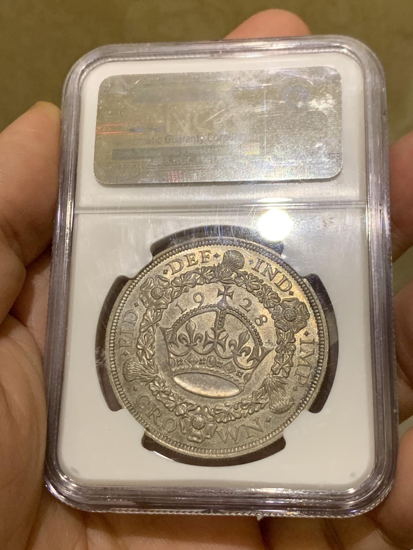 《竞宝斋》第443场 周日，周一，2场连拍 （全场包邮） NGC MS64 英国 1928年乔治五世花冠克朗银币，少见版本，发行量9034枚，两面非常好看的紫灰色包浆，花冠少有这样的醇熟包浆