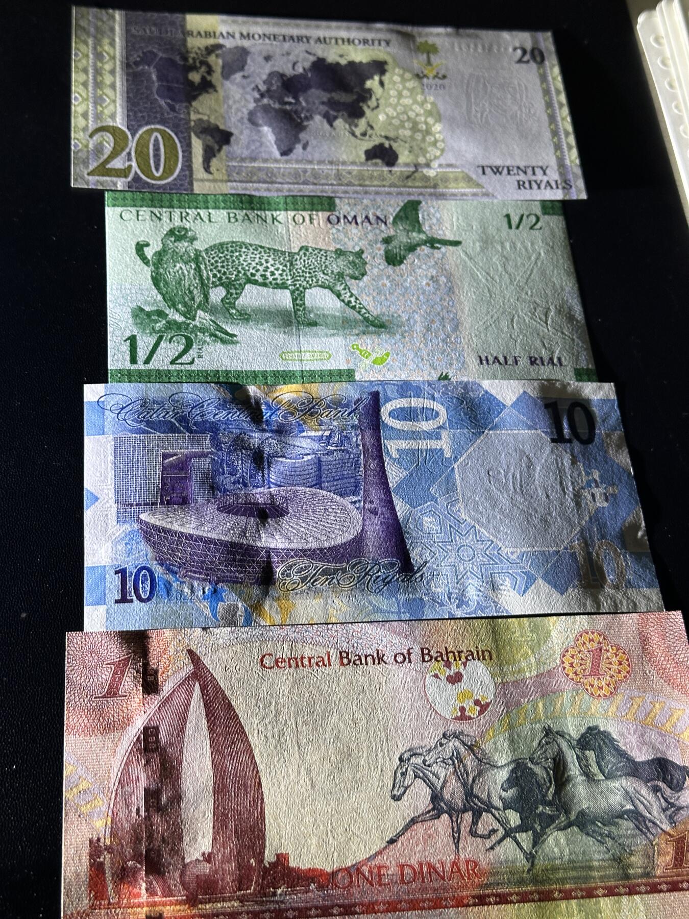 《外钞收藏家》第五百九十期（欧洲强钞、港币、硬通货及丰富裸币大拍场）（本平台长期征集拍品、欢迎藏友们联系合作） 沙特G20峰会纪念钞+阿曼、卡塔尔、巴林 四张一起 全新UNC